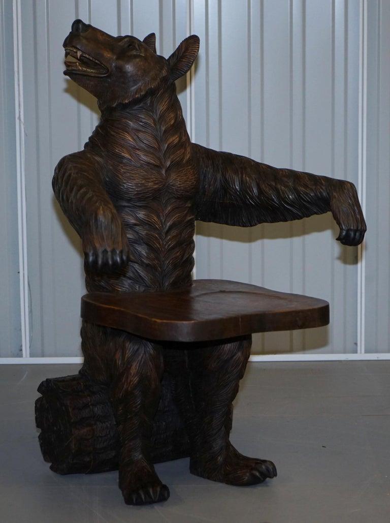 Wir freuen uns, Ihnen dieses atemberaubende und außergewöhnlich seltene Paar original handgeschnitzter Schwarzwälder Bärensessel anbieten zu können.

Sammlerstück und charakteristischer Sessel für Kunstmöbel. Sitzmöbel aus Schwarzwaldholz stehen