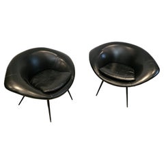 Très rare paire de chaises "Oyster" de "Pierre Guariche pour Meurop