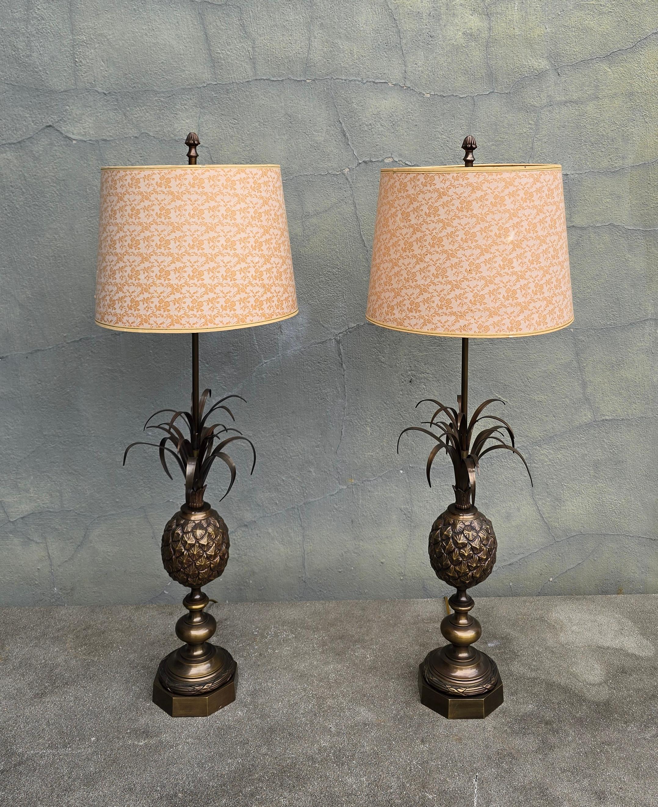 Rarissima coppia di lampade da tavolo ad ananas di Charles & Fils, Francia, anni '60

Un'eccezionale e rara coppia di lampade da tavolo a forma di ananas di Charles & Fils, realizzate in Francia a metà del XX secolo, circa negli anni '60. Queste