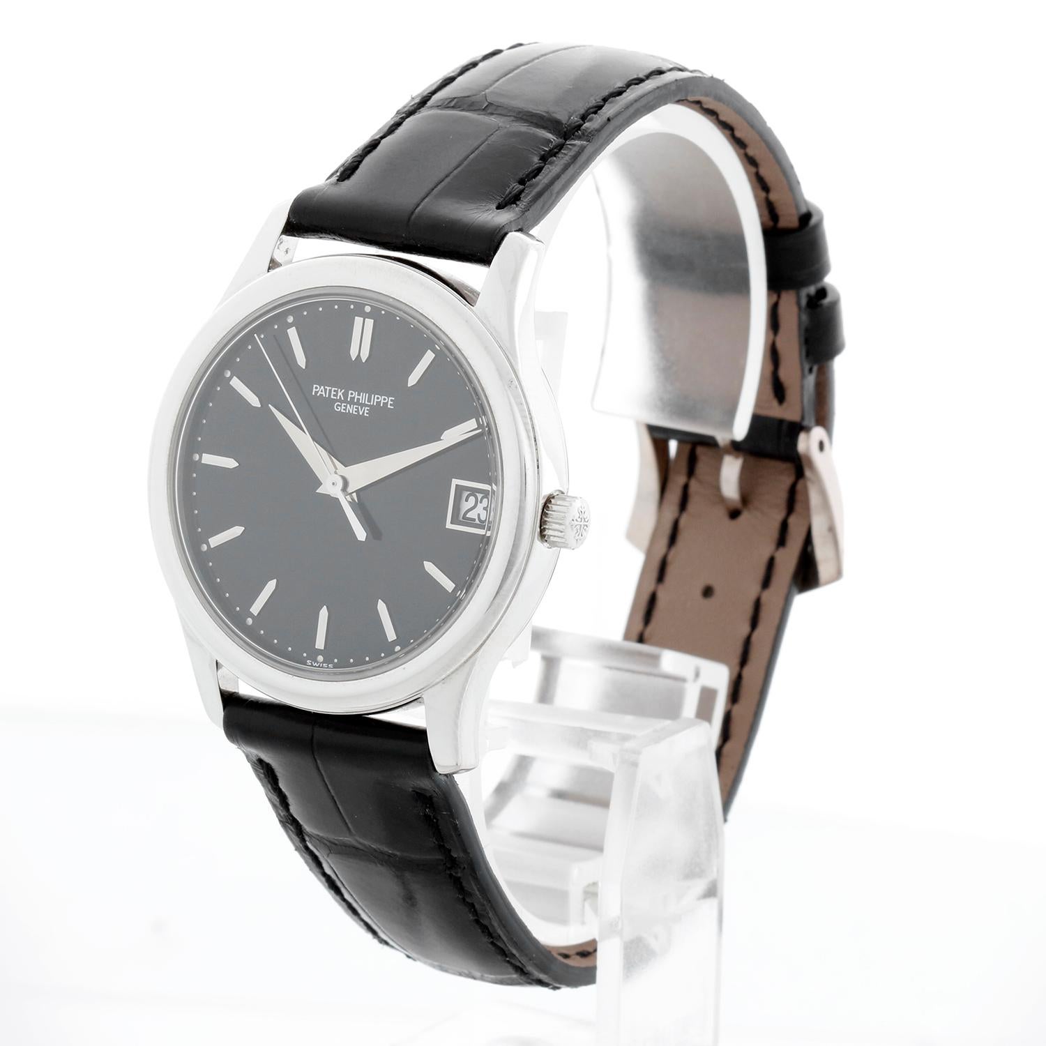 Sehr seltene Patek Philippe Calatrava Platinum Ref 3998 P Herrenuhr - Automatik; Saphirglas. Calatrava. Platin (34 mm) Gehäuse mit Schraubverschluss und glatter Platinlünette. Schwarz mit silbernen Strichindizes, silberne Dauphine-Zeiger. Schwarzes