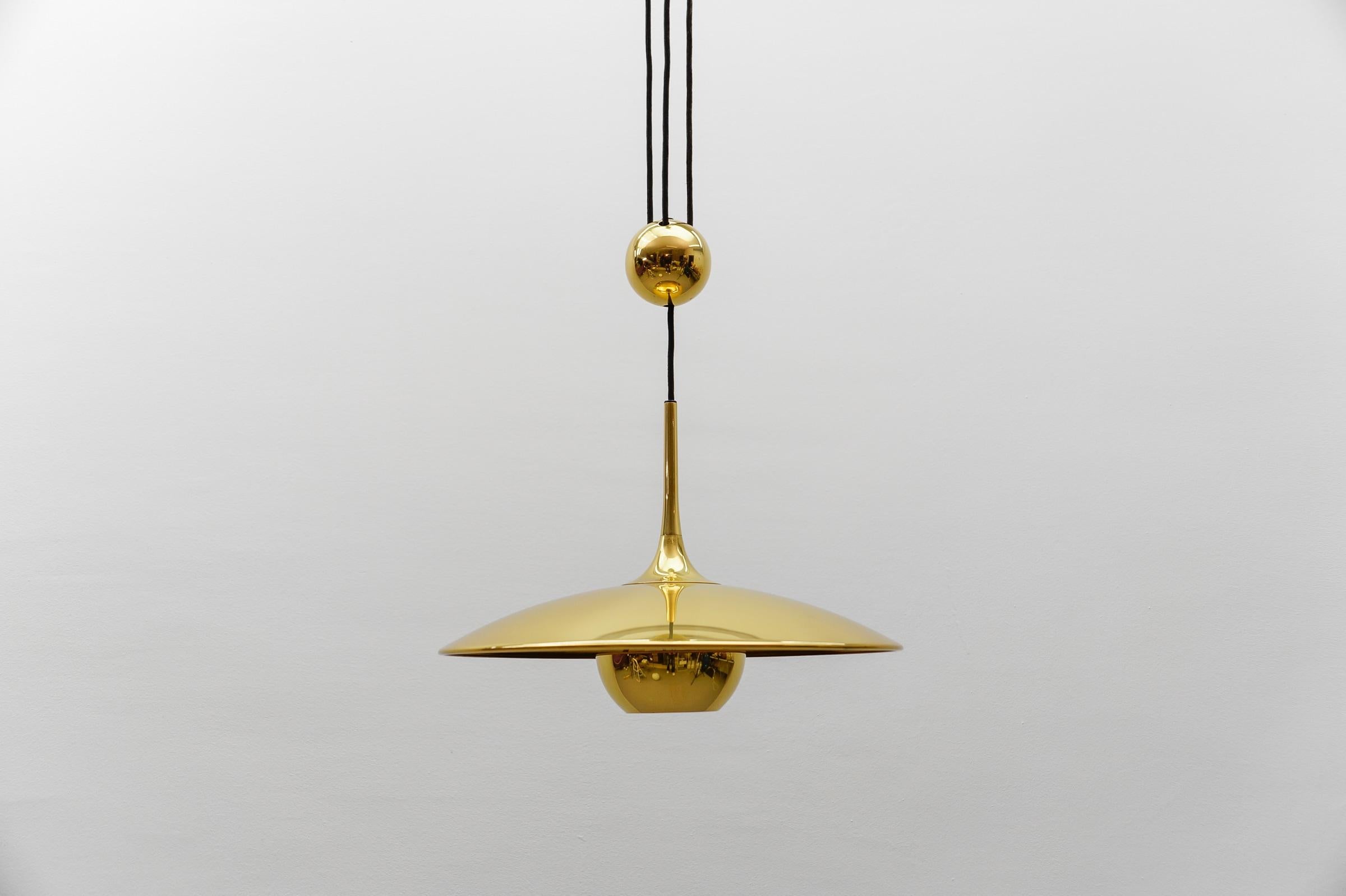 Il classico delle lampade di Florian Schulz. 

Altezza variabile regolando il peso da 80 cm a 160 cm.
 