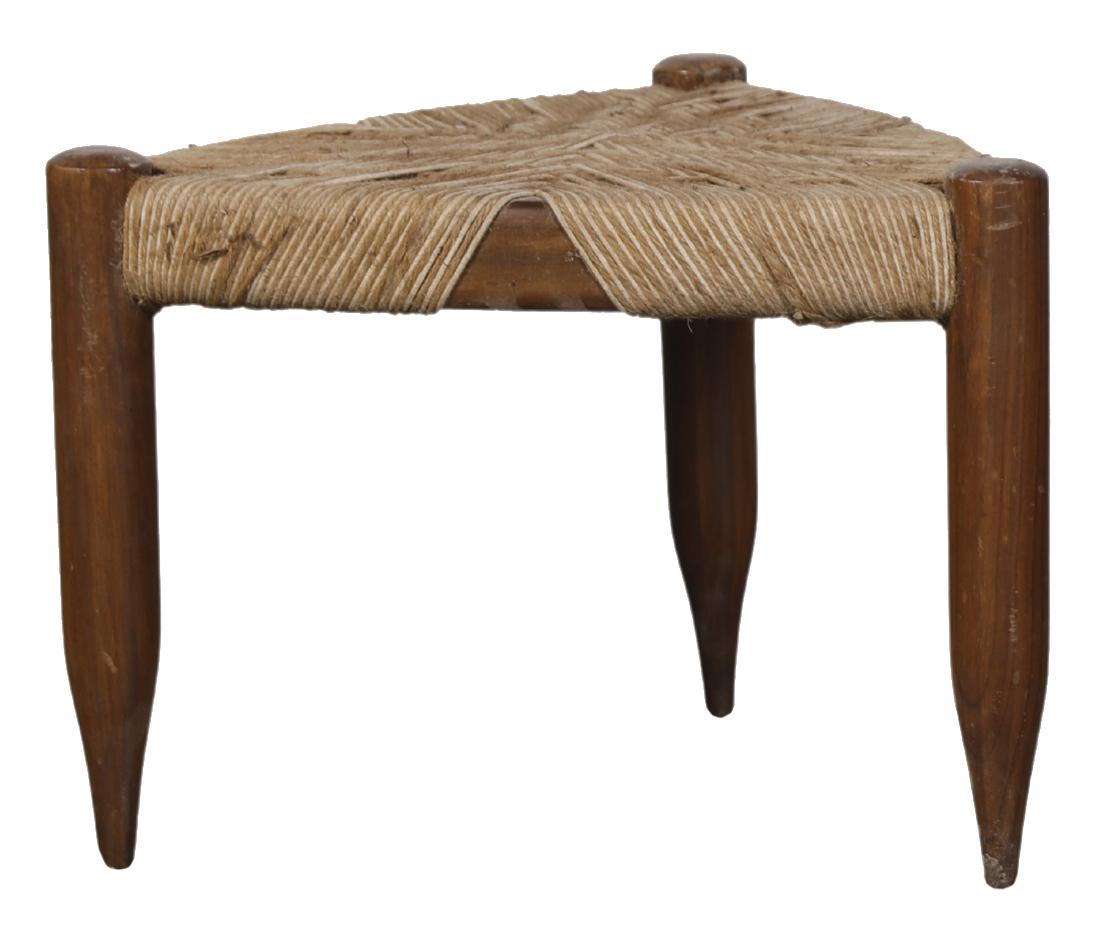 Un par muy especial de raros taburetes de Pierre Jeanneret para el Proyecto Chandigarh ca. 1962.  
Estos taburetes se fabricaron en cantidades muy limitadas y son especialmente difíciles de conseguir.  Estos ejemplares están en magníficas