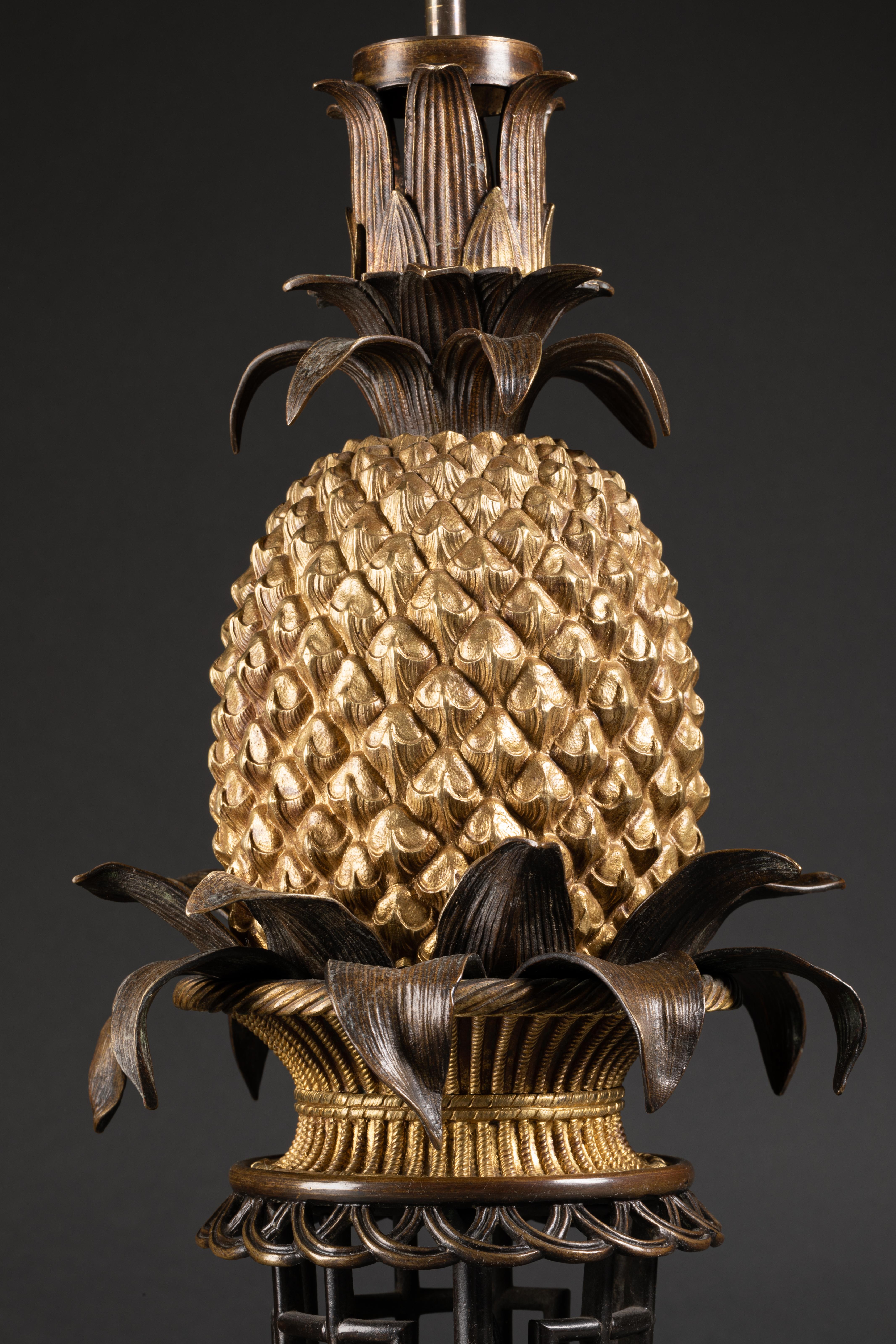 Very Rare Pineapple Lamp on a Wicker Basket with a Bronze Chinoiserie Base In Good Condition In Paris, FR