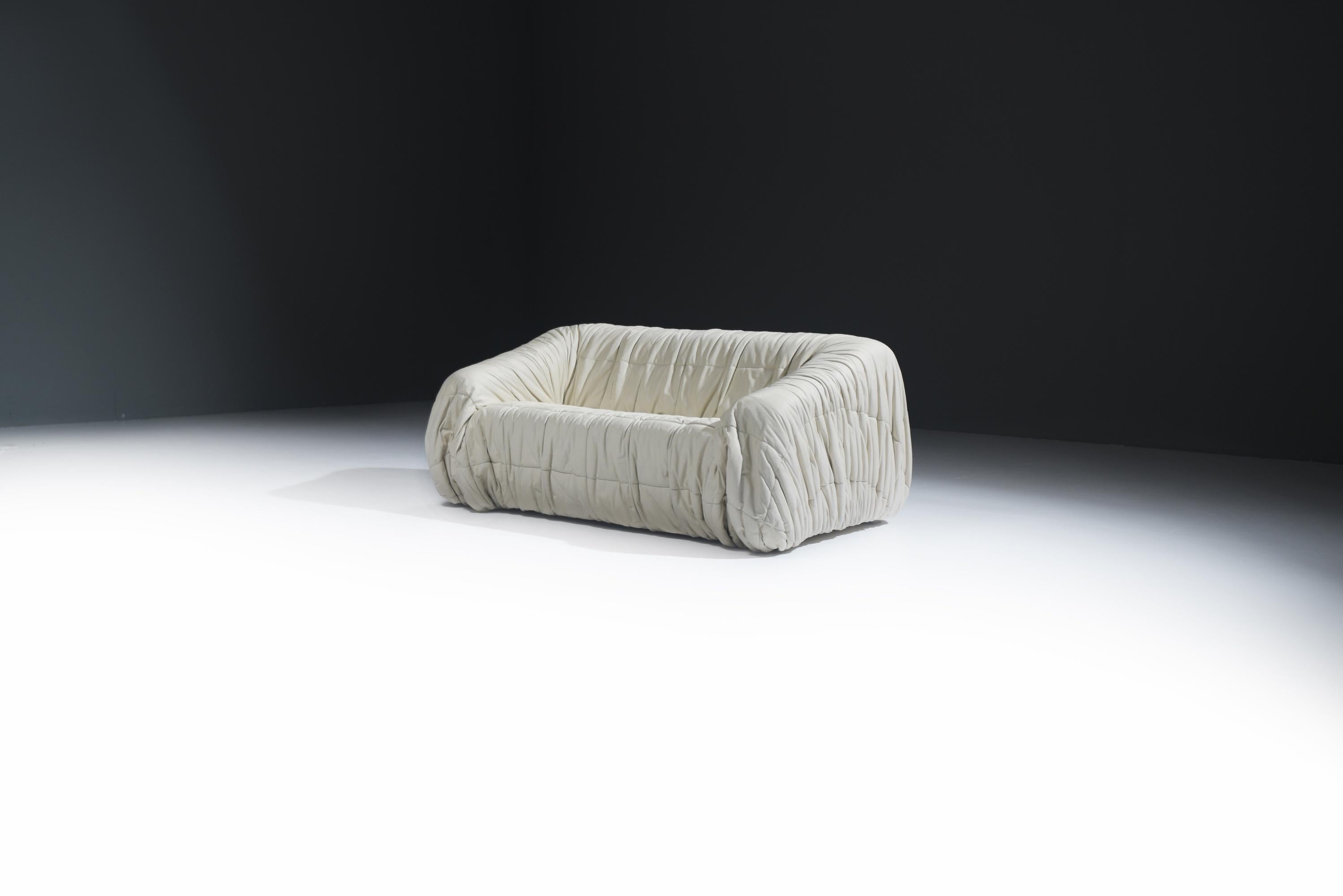 
Canapé Piumino De Pas D'urbino et Lomazzi Dall'Oca Italie 1970 deux places en cuir grège.
Très rare canapé deux places en cuir drapé.  Signé.

Ce Piumino deux places exceptionnellement rare des années soixante-dix est un choix idéal pour tous ceux