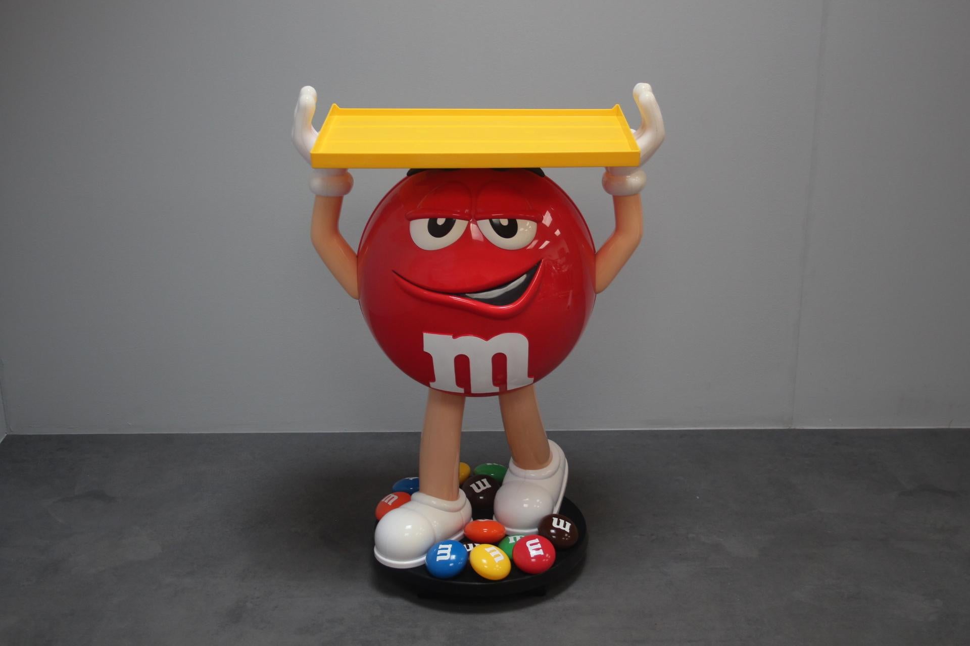  Support en plastique en forme de la mascotte d'A&M's des années 1990, 103 cm de haut. La production de ce bonbon a débuté en 1941, lorsque Forrest Marli a vu des soldats manger des bonbons au chocolat trempés dans du sucre glacé pendant la guerre
