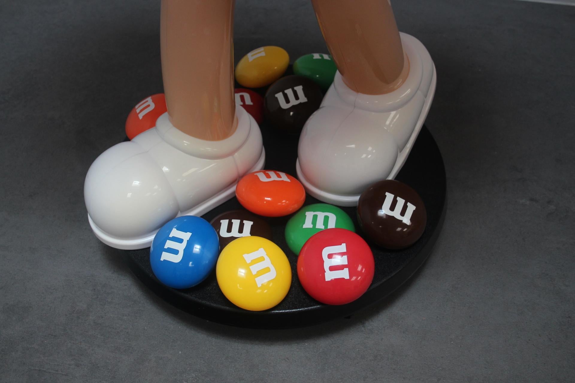 Très rare support en plastique de la mascotte de l'entreprise de bonbons M&M's, années 1990. Bon état - En vente à Praha, CZ