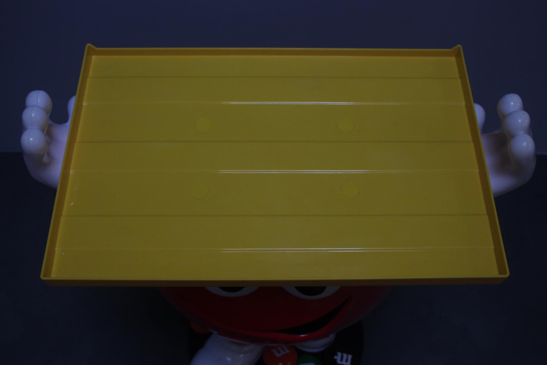 Plastique Très rare support en plastique de la mascotte de l'entreprise de bonbons M&M's, années 1990. en vente