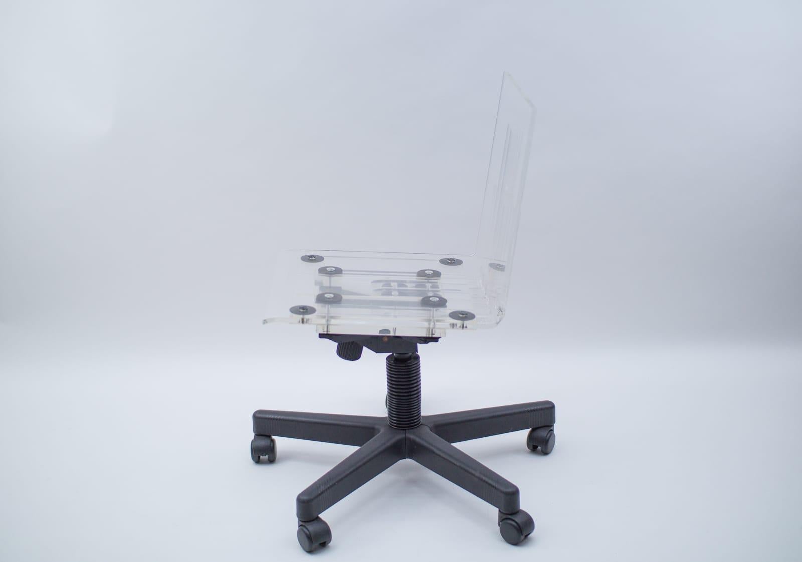 Fin du 20e siècle Chaise de bureau en plexiglas très rare, années 1990, Italie en vente
