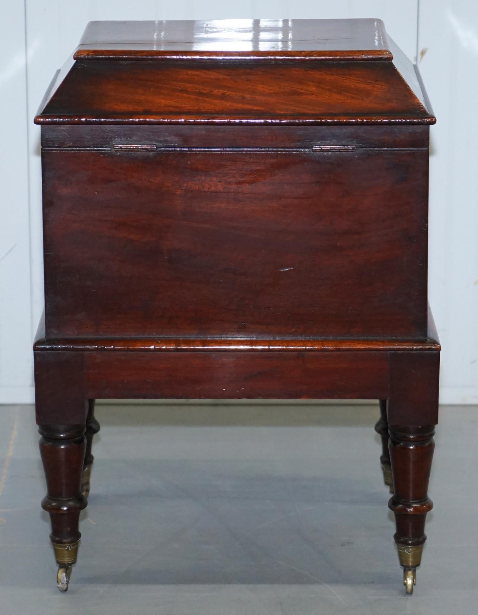 Très rare Cellarette en bois de feuillus de style Régence en forme de sarcophage reposant sur des pieds tournés en vente 6