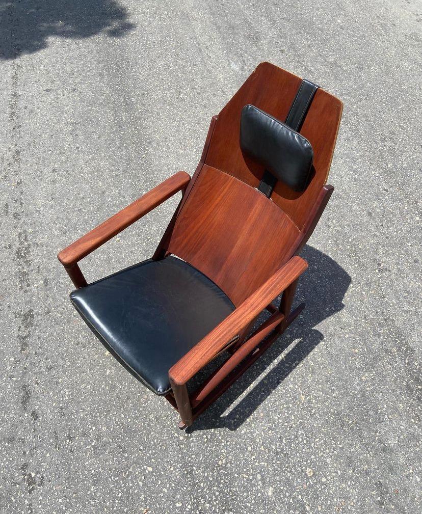 Very rare and high-end Rocking chair, designed by the French architect Michel Arnoult, seat and back in bent plywood, covered in mahogany, 1950s Sao Paulo, Brazil.


Michel Arnoult

Born in Paris and adoptive Brazilian, Michel Arnoult is