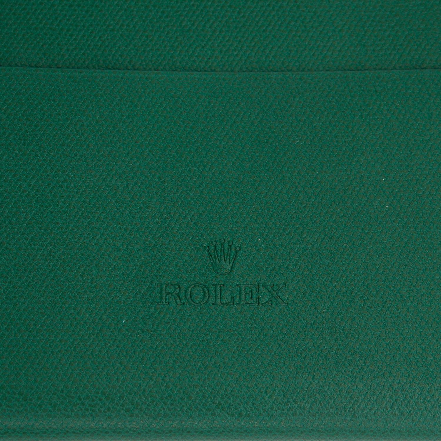 Sehr seltene Rolex Lederhandtasche - Grüne Rolex Lederhandtasche. Abmessungen: 7 x 4,5 Zoll. Kann als Umhängetasche oder als Gürteltasche getragen werden. Wird mit Gurt geliefert. Hervorragend für einen lässigen Auftritt mit Stil. 