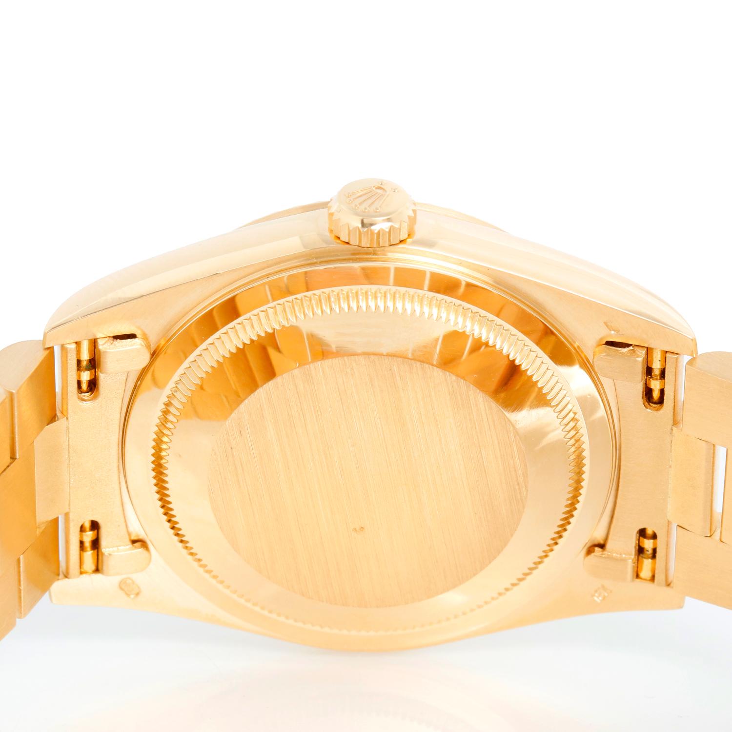 Rarísimo Reloj Rolex President Day-Date para caballero de oro de 18 quilates 18238 - De cuerda automática; engastado rápido; cristal de zafiro. Caja de oro amarillo de 18k con bisel estriado . Esfera de ferrita con números romanos . Correa President
