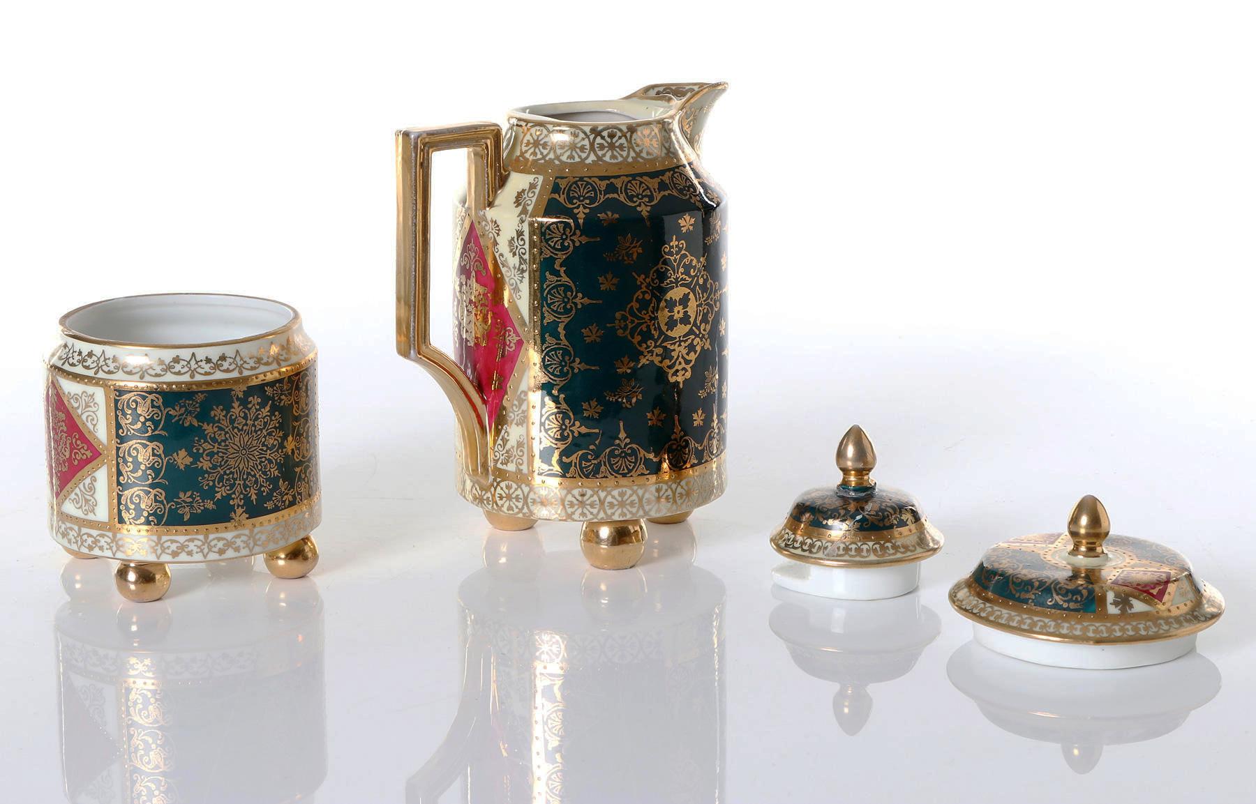Boîte à sucre et Canette avec couvercle en porcelaine royale de Vienne peinte à la main (probablement par Angelica Kauffmann).
Mesures : Hauteur 11cm et 17cm.