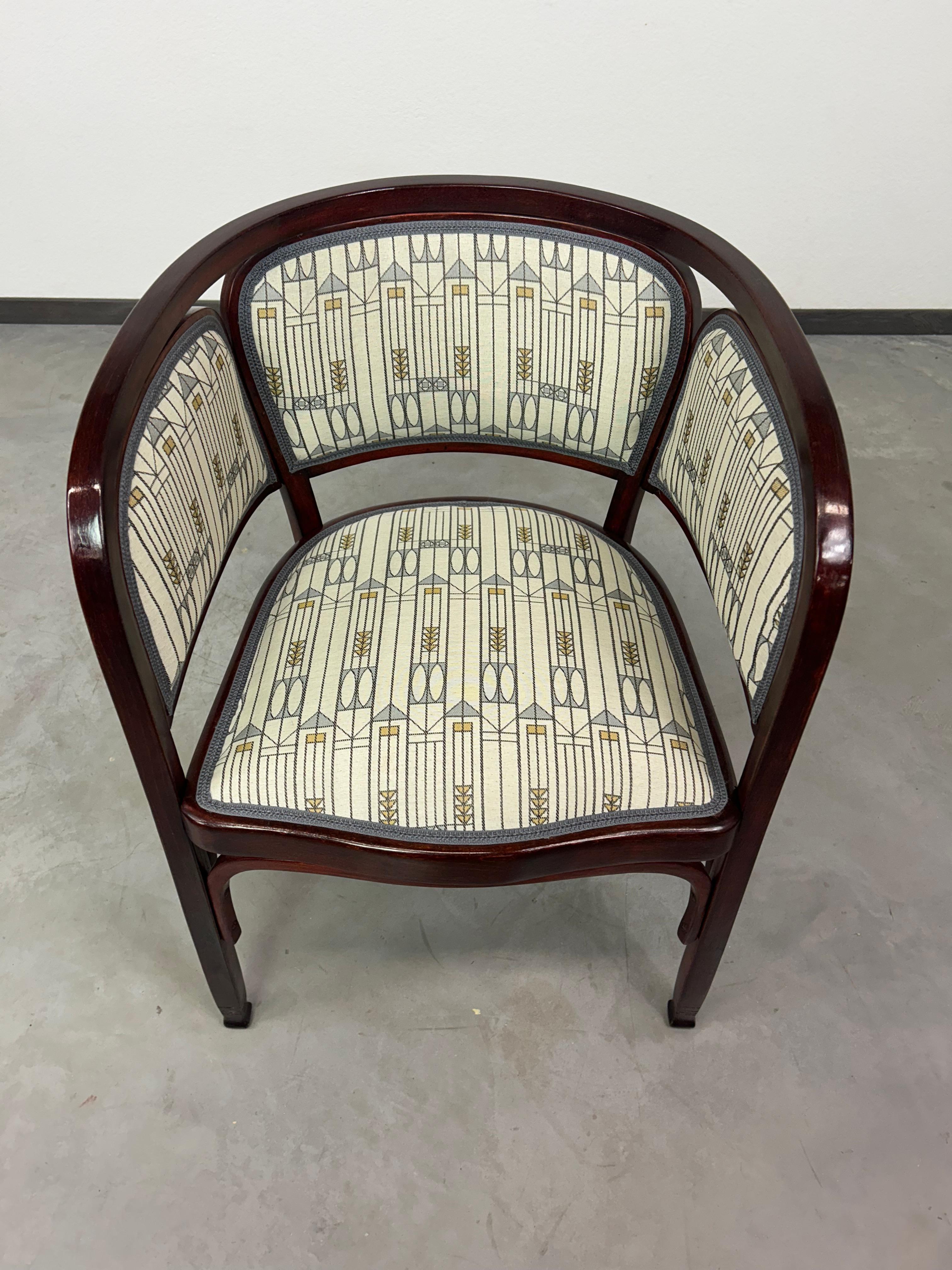 Silla de oficina Secession n.º 716 de Gustav Siegel para J&J Kohn. Teñido y repulido profesionalmente con tejido Kolovrat nuevo. Publicado en el catálogo J&J Kohn de 1907 para el mercado ruso.