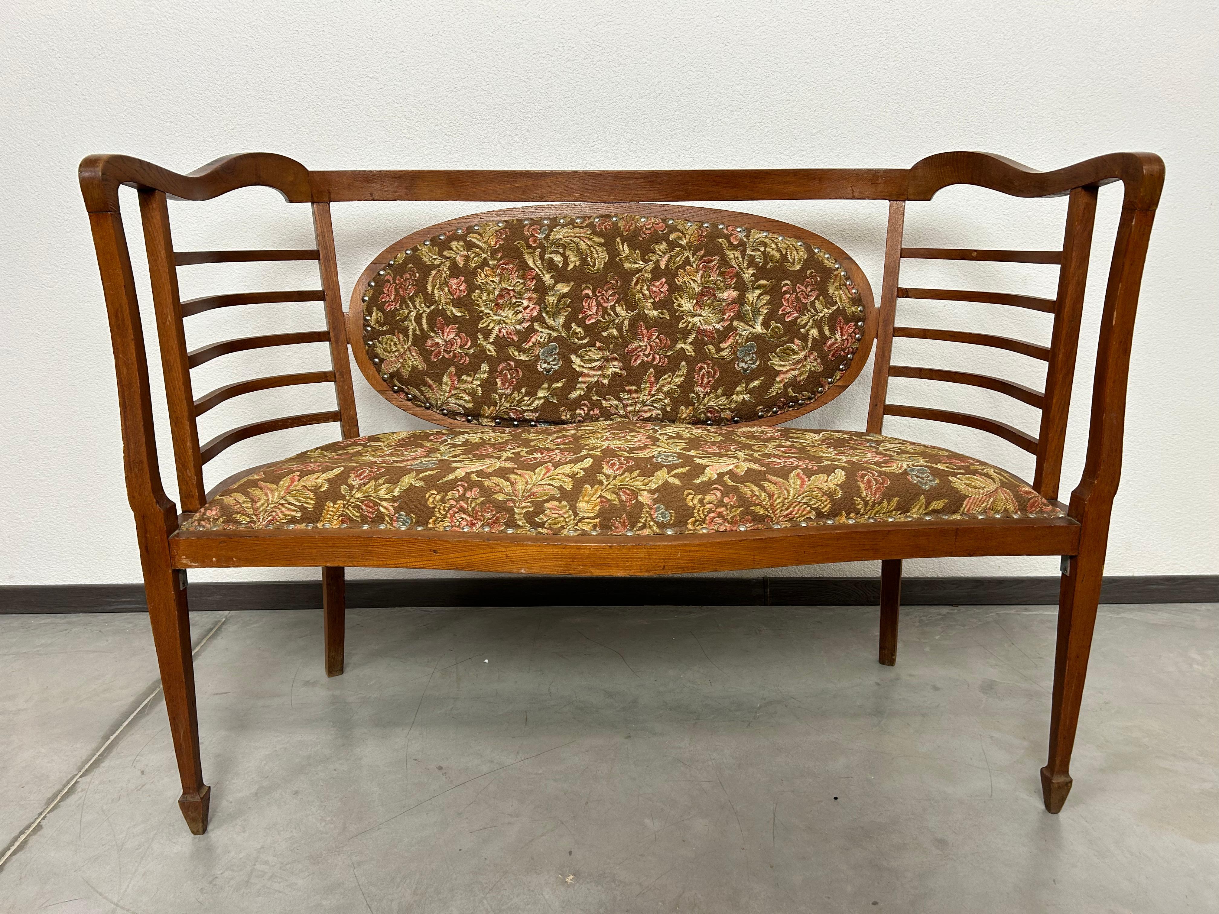Very rare secession seating group used in Otto Wagners Vila in Wien. Original vintage condition with signs of use.