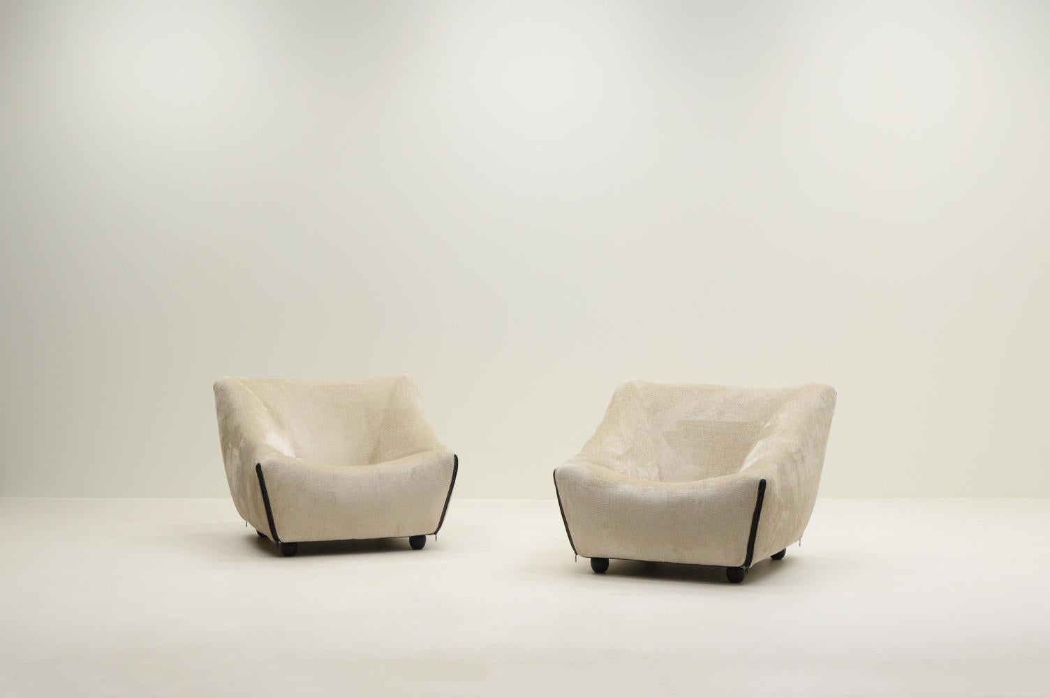 Sehr seltenes Set Nuvola Stühle von Gerard van de Berg für Artifort, 1990er Jahre Niederlande. Dieser Stuhl ist auch unter dem Namen F410 bekannt. Gerard Van den Berg war der Sohn eines Möbeltischlers, begann aber mit einer Ausbildung zum