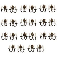 Set von 22 französischen Messing-Wandleuchtern, 18 Doppelarmen, vier Einzelarmen
