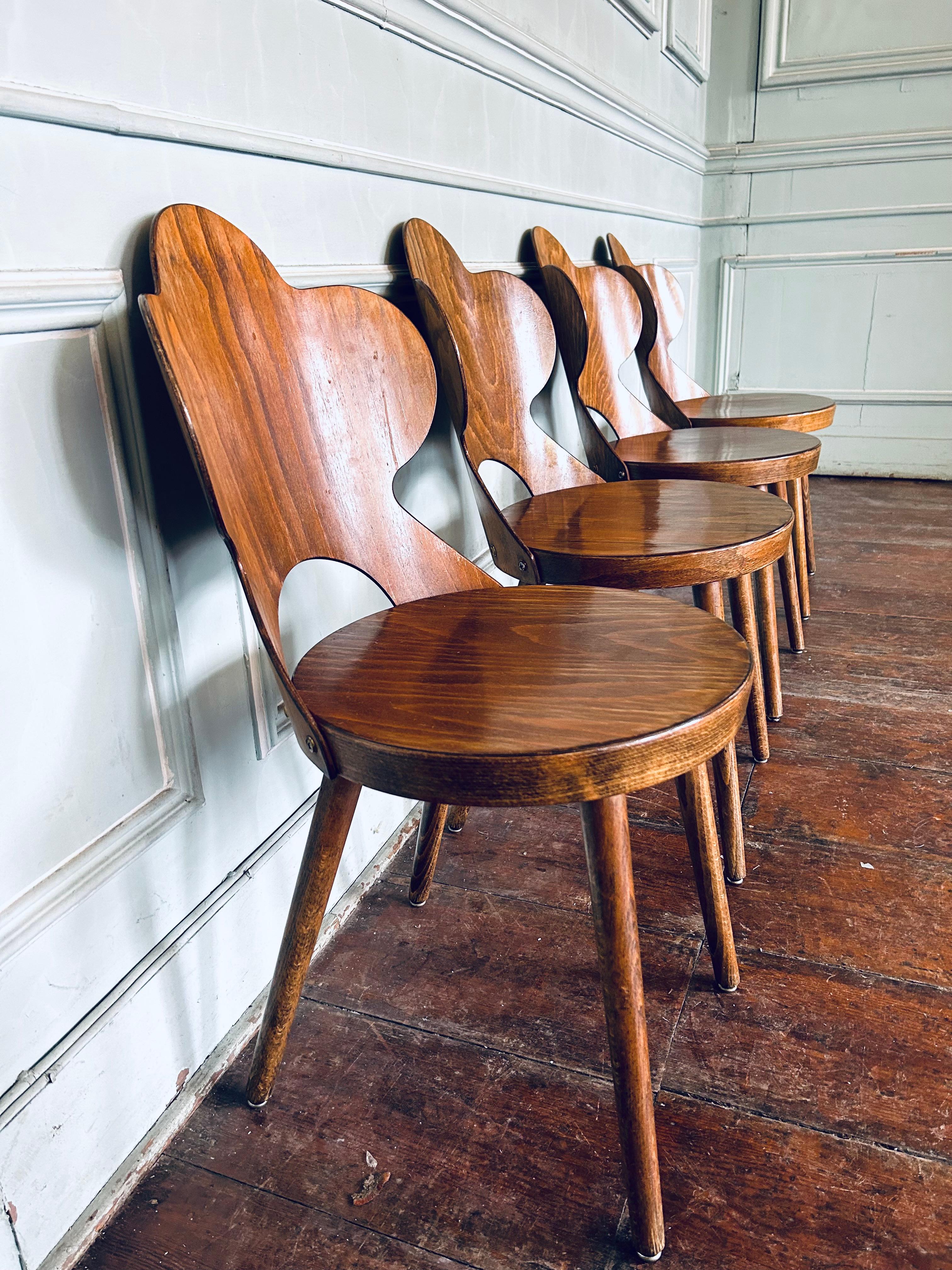 Ein auffälliges und äußerst seltenes Set französischer Stühle aus der Mitte des Jahrhunderts, entworfen und hergestellt von Baumann in den 1960er bis 1970er Jahren. Das Modell Clovers