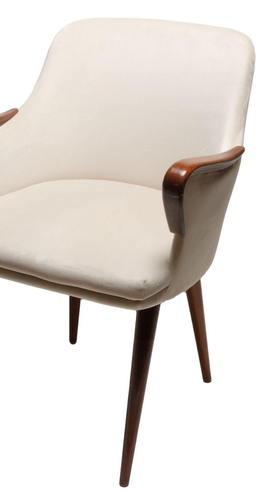 Un fantastique ensemble de six fauteuils P38 en noyer, garnis de tissu velours crème/blanc cassé. Conçu par Osvaldo Borsani en 1953 pour Tecno, le P38 est doté d'accoudoirs magnifiquement incurvés qui semblent sortir du cadre. Le siège lui-même