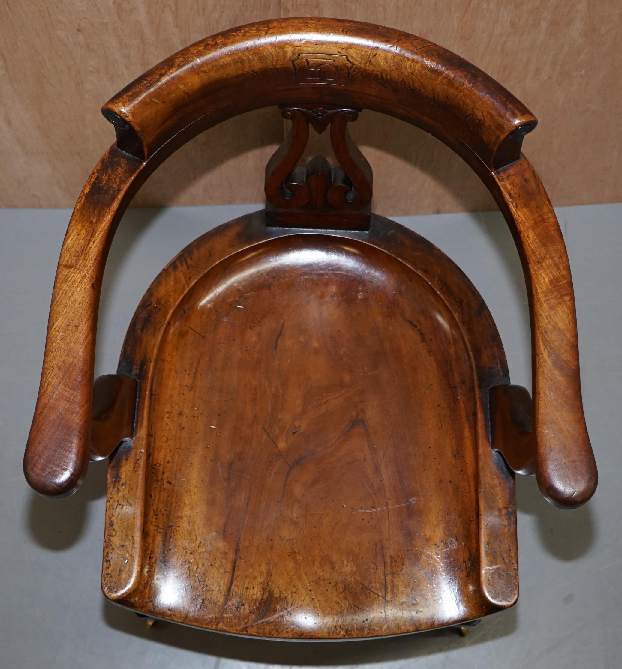 Très rare ensemble de six chaises de capitaine victoriennes en noyer sculpté EC de Eton College en vente 3