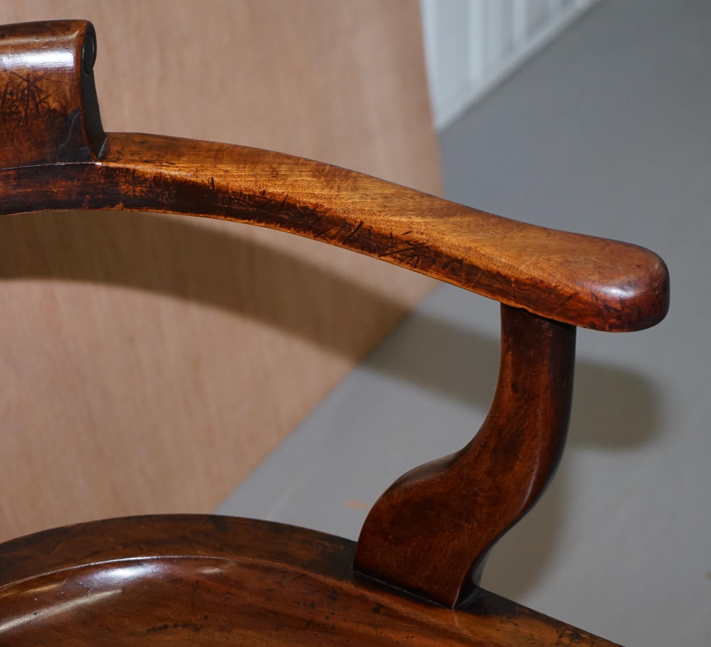 Très rare ensemble de six chaises de capitaine victoriennes en noyer sculpté EC de Eton College en vente 5