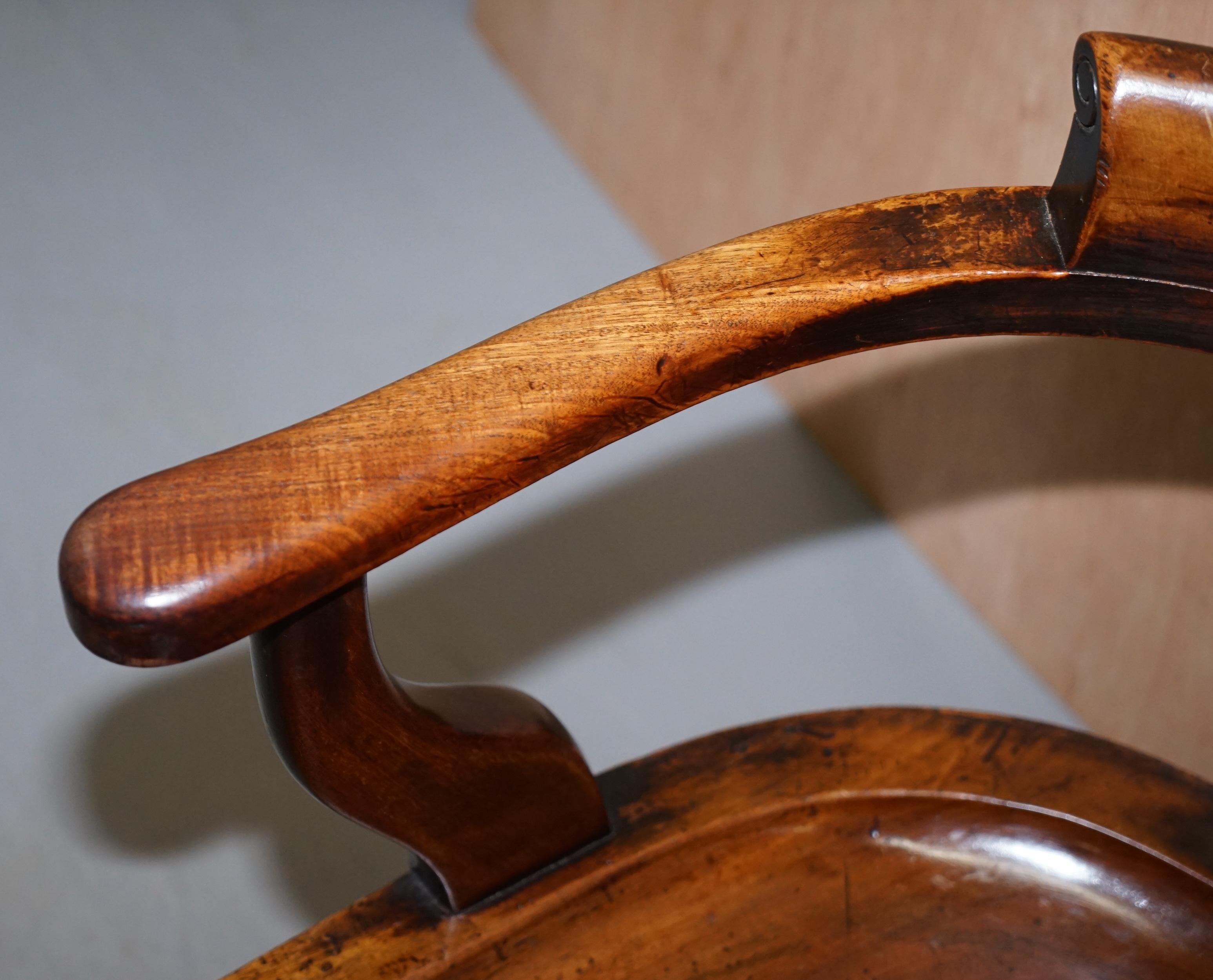 Très rare ensemble de six chaises de capitaine victoriennes en noyer sculpté EC de Eton College en vente 6