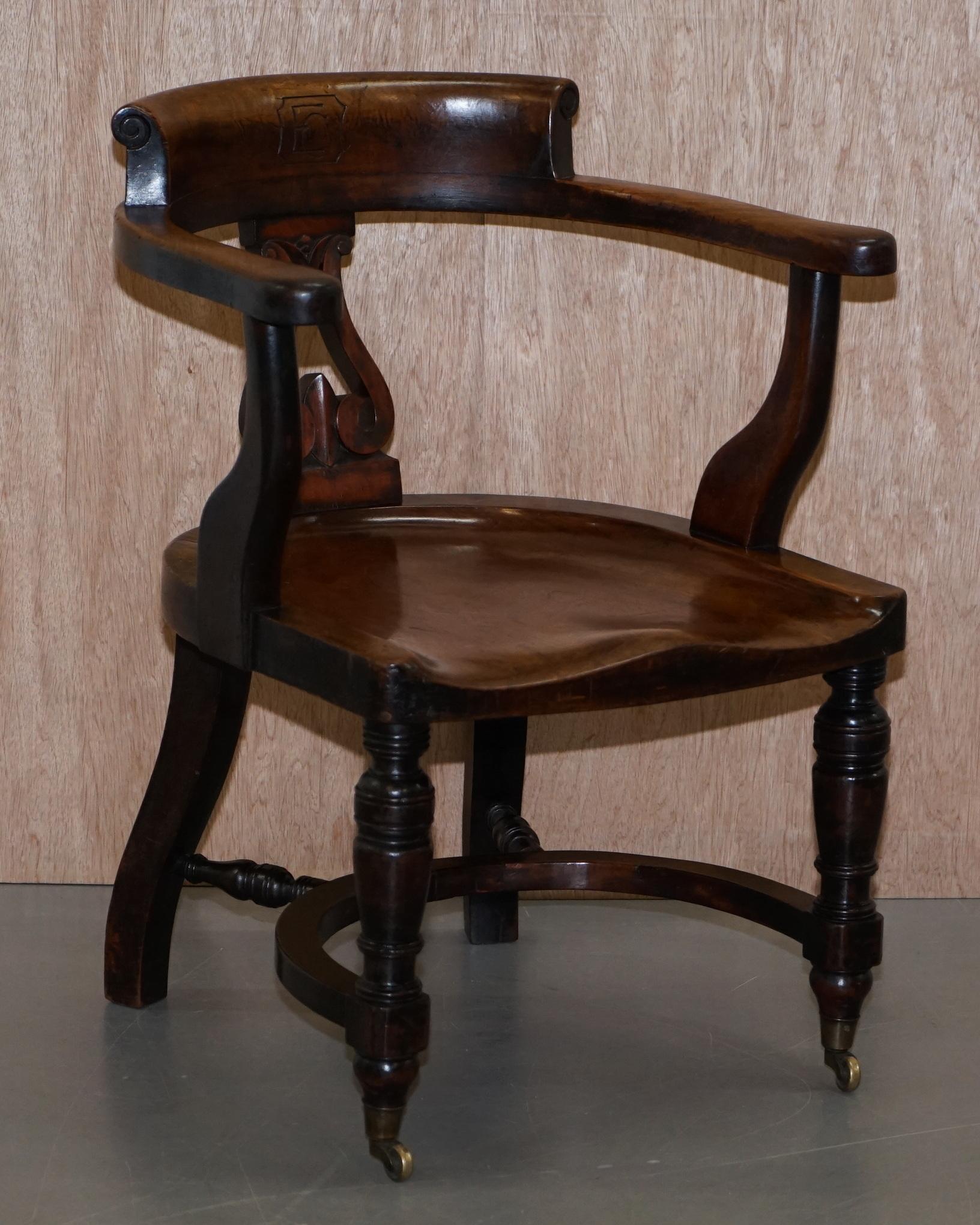 Wir freuen uns, diese atemberaubende und wichtige Suite von sechs originalen viktorianischen Eton College Kapitänsstühlen aus Nussbaumholz zum Verkauf anbieten zu können, wobei jeder Stuhl mit EC in der Rückenlehne geschnitzt ist.

Ein