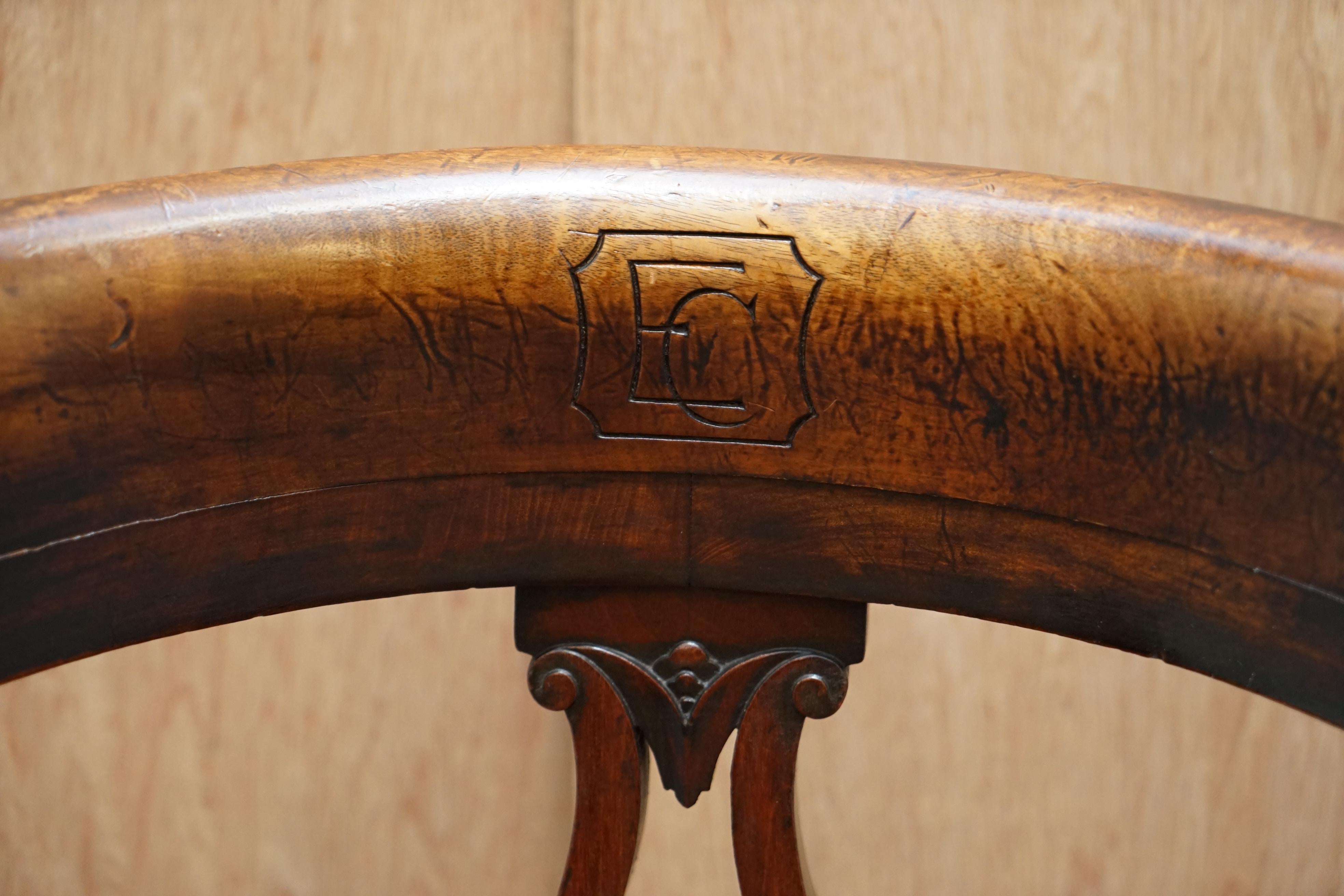 Metà XIX secolo Rarissimo set di sei sedie da capitano in legno di noce vittoriano dell'Eton College, intagliate a mano. in vendita