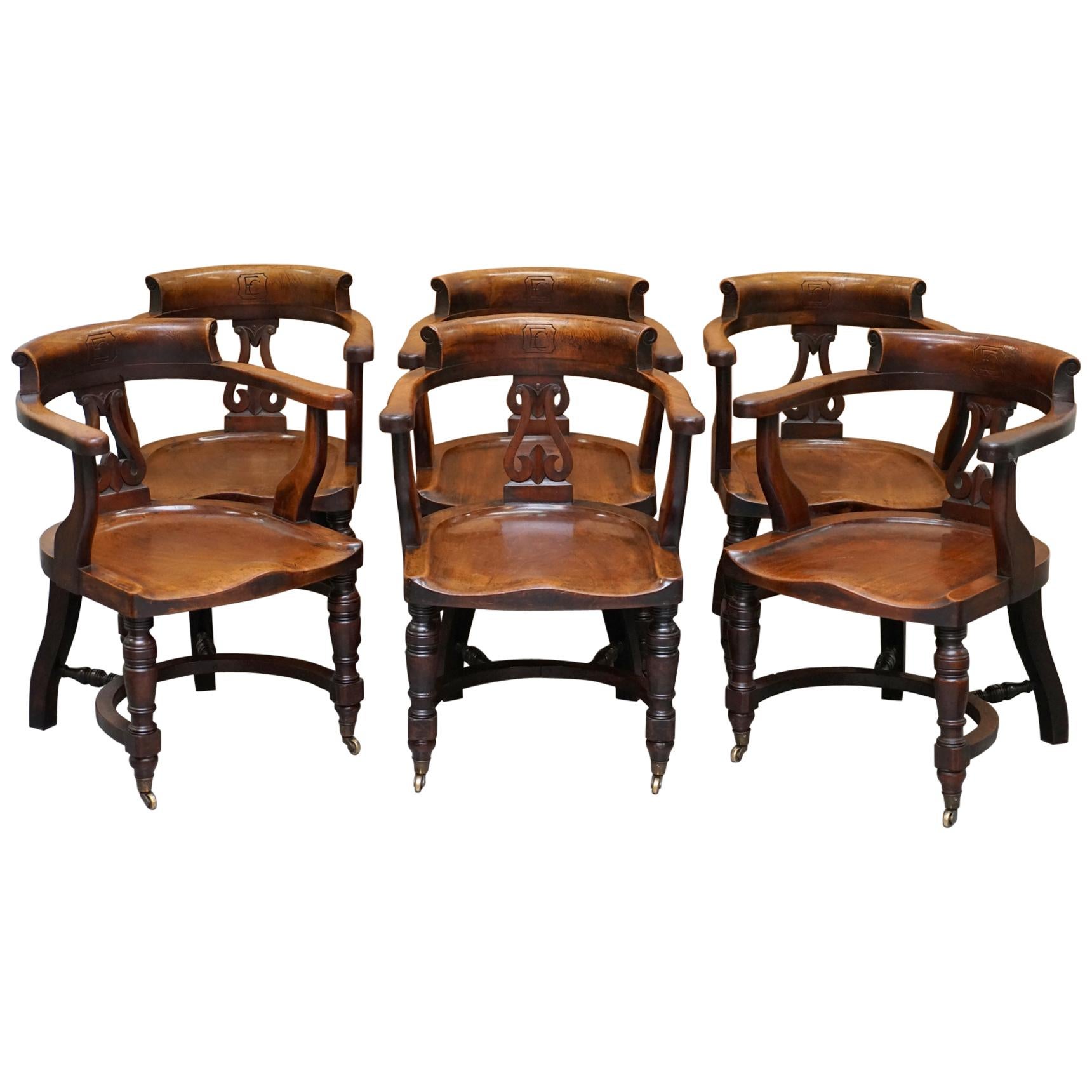 Très rare ensemble de six chaises de capitaine victoriennes en noyer sculpté EC de Eton College en vente