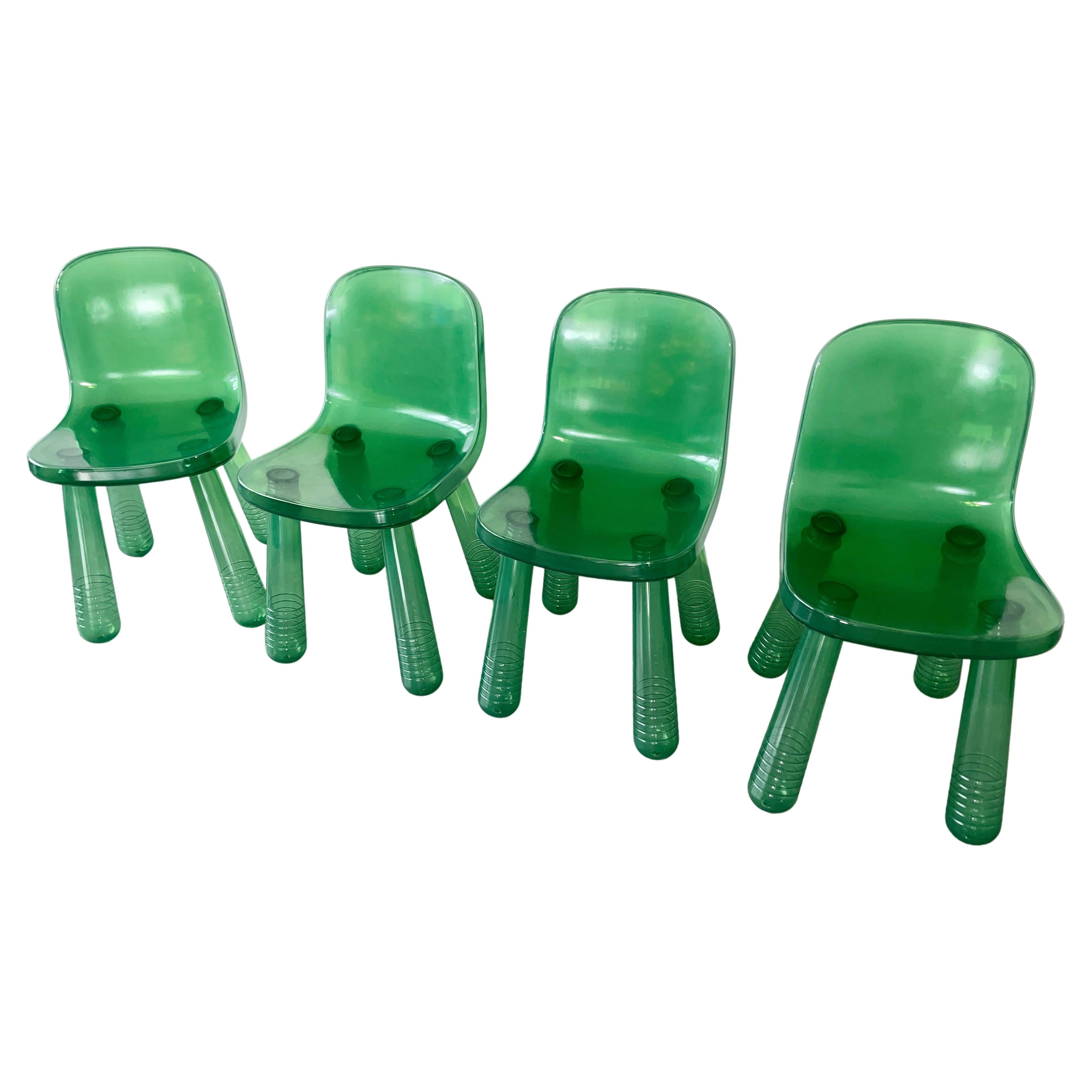 Chaise étincelante
En 2010, lors du Salone Internasional del Mobile, le designer néerlandais Marcel Wanders a présenté une chaise fabriquée selon la même technique de moulage par soufflage que celle utilisée pour la fabrication des bouteilles