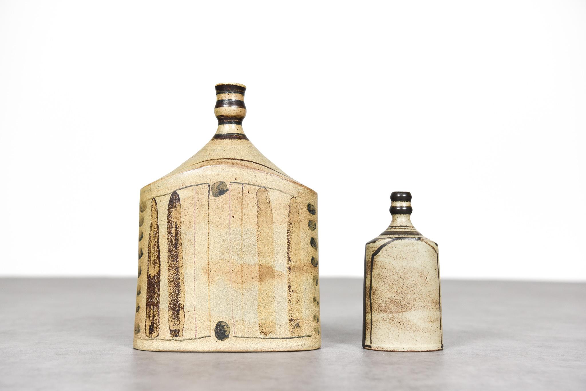Very rare set of two ceramic bottle vases by Walburga Külz from her studio from 1968.

Measures: 25x17,5x8 cm
15x7,5x5,5 cm

Shipping or pickup in 48143 Münster possible.


Walburga Külz (* 22 September 1921 in Mittelberg; † 15 October 2002