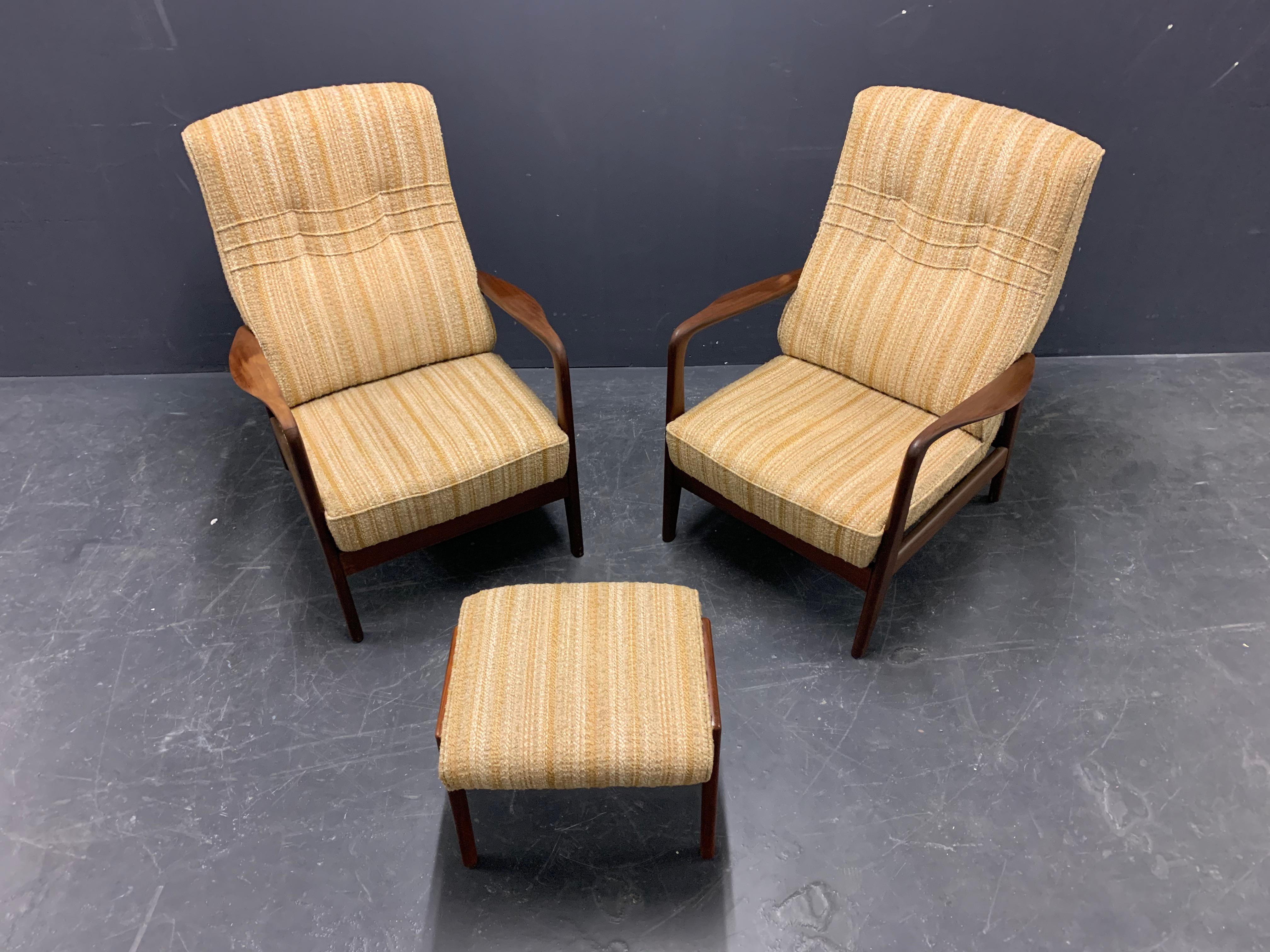 Very Rare Set of Two Lounge Chairs and Stool by Cassina For Sale 2