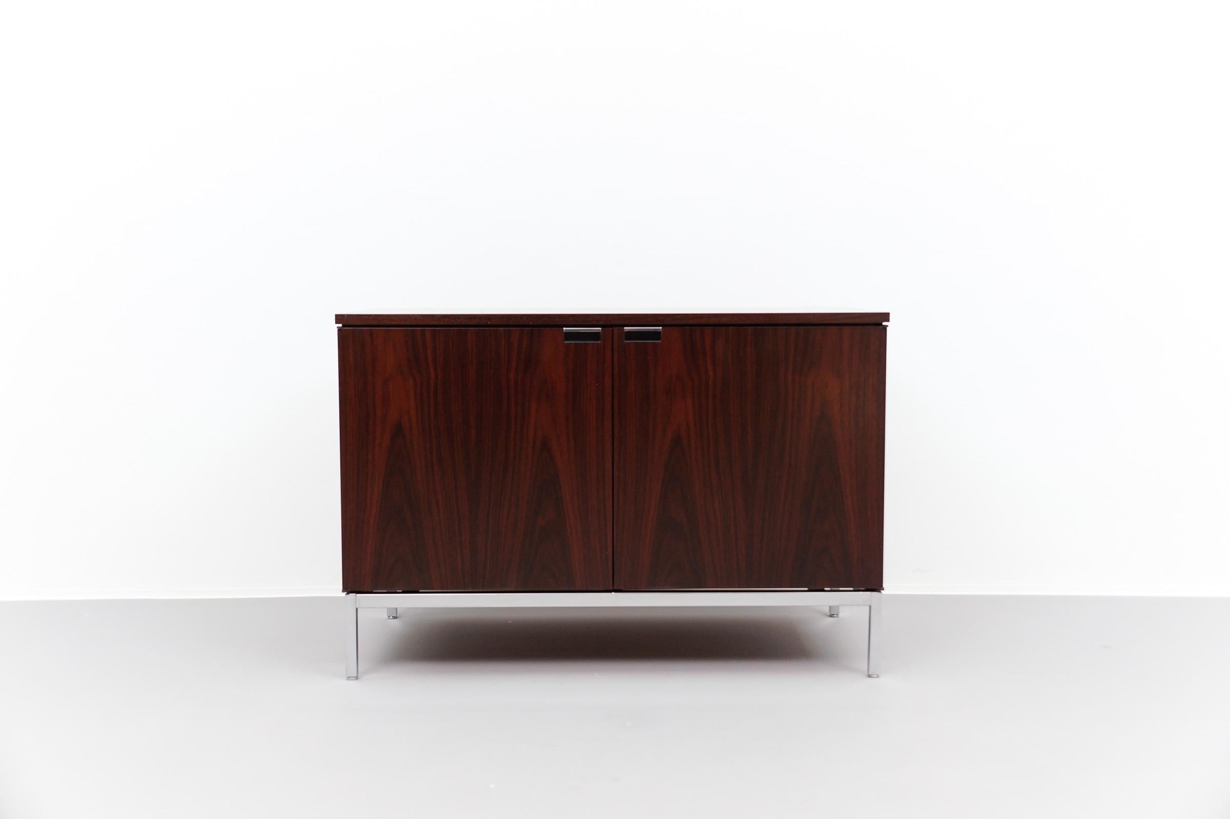 Tenemos en oferta dos en el mismo acabado de madera de wengé. Uno pequeño y otro grande. Aquí pujas por el más pequeño.

Éste tiene un grano precioso. Pequeñas señales de uso, todo dentro del marco normal, listo para vivir.
     