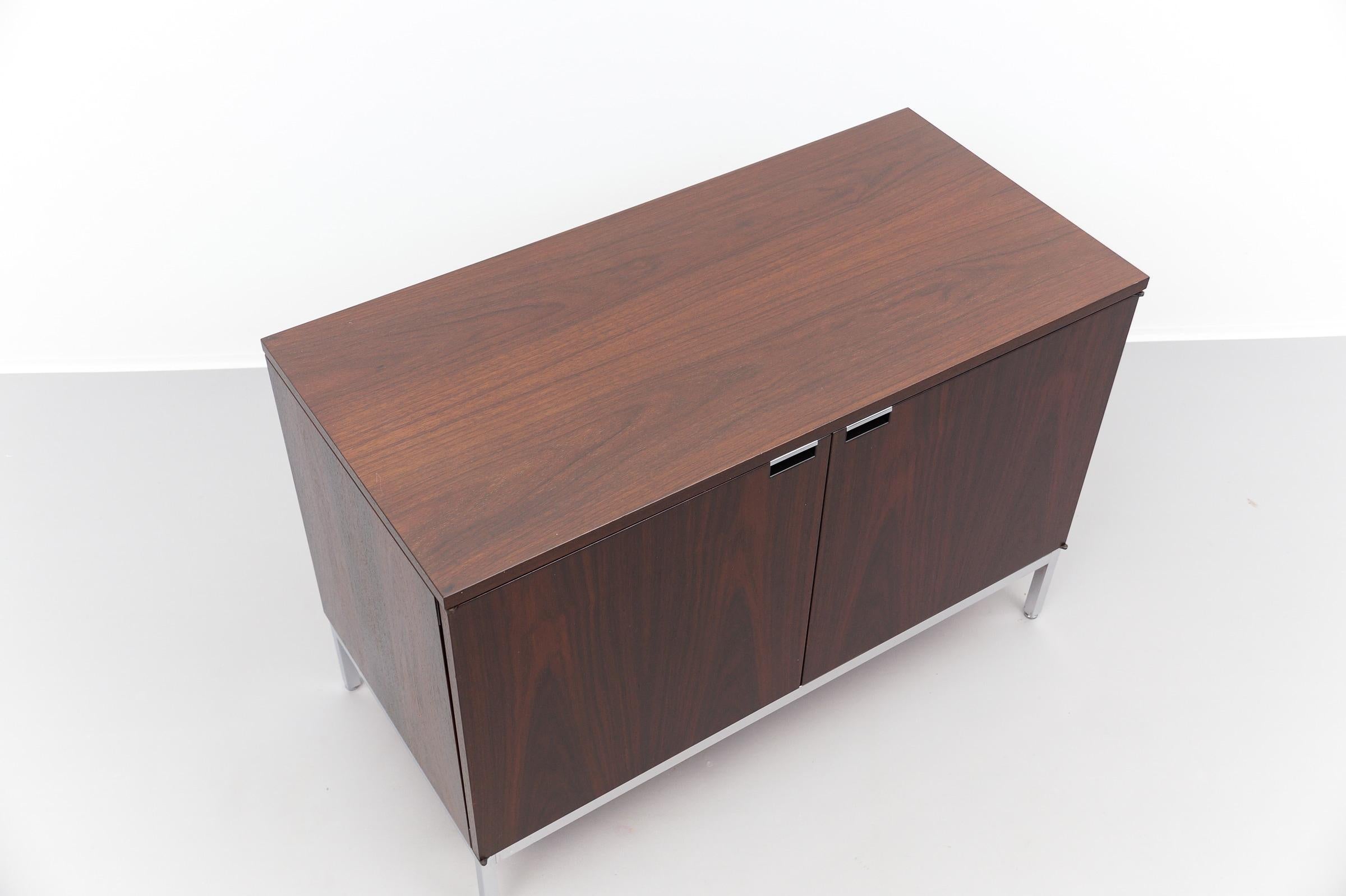 Rarísimo Aparador Florence Knoll Corto Wenge de Knoll International, años 60 Metal en venta