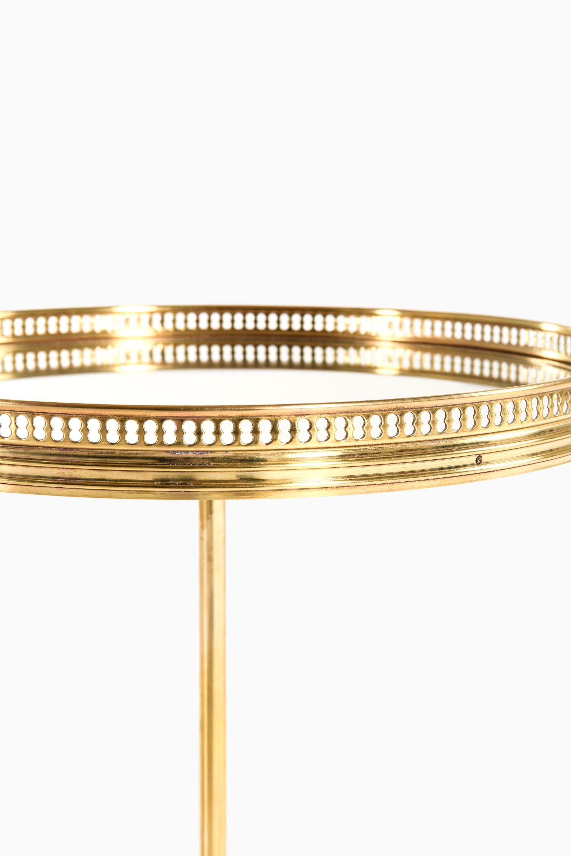 Danois Très rares tables d'appoint / de cocktail en laiton et plateau circulaire en verre miroir, années 1940 en vente