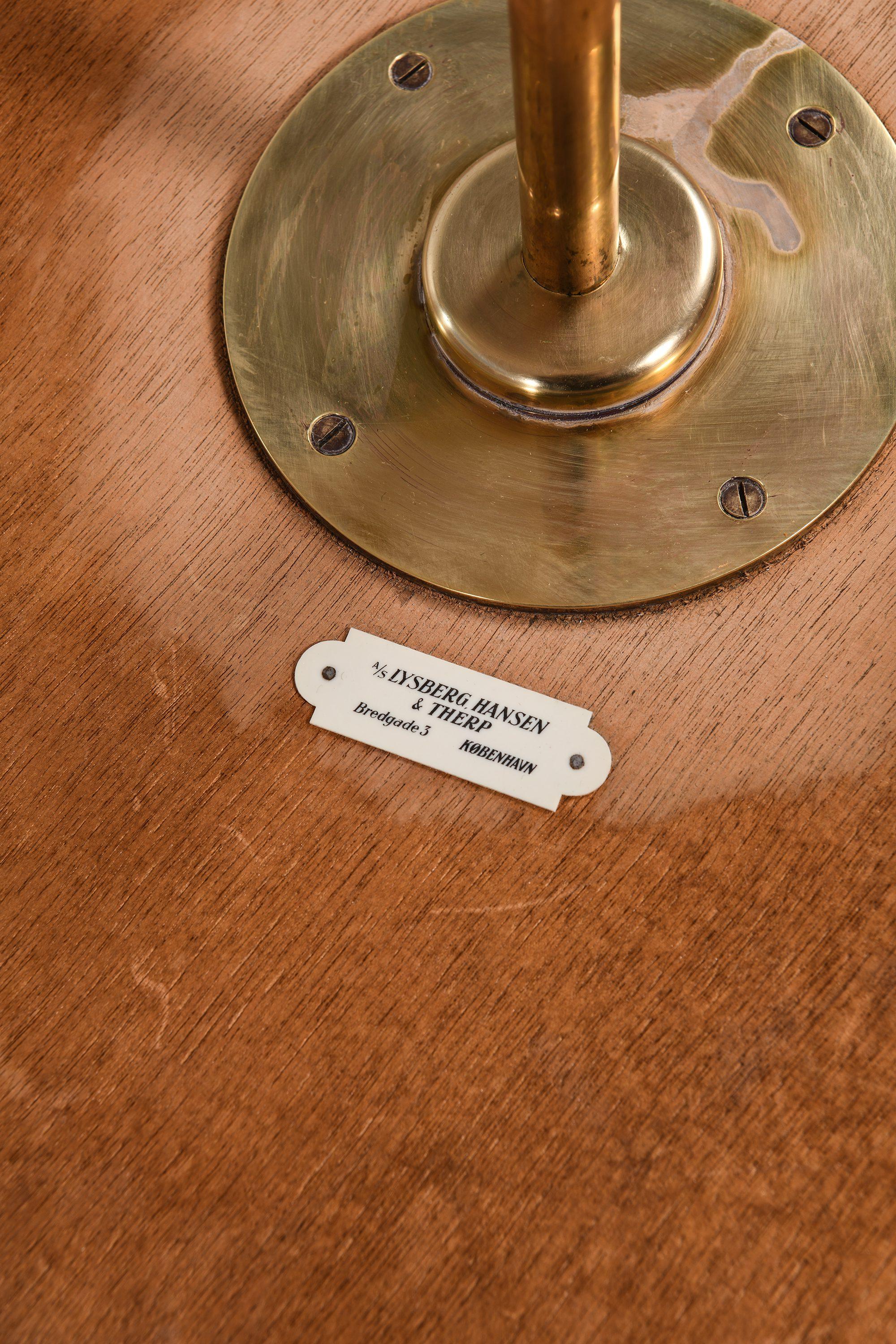 Très rares tables d'appoint / de cocktail en laiton et plateau circulaire en verre miroir, années 1940 Bon état - En vente à Limhamn, Skåne län