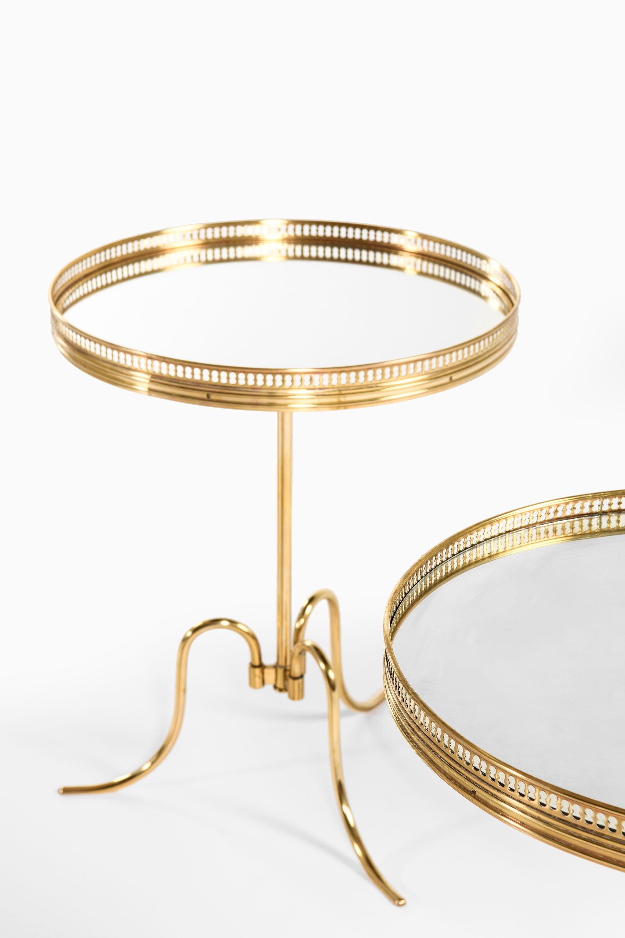 20ième siècle Très rares tables d'appoint / de cocktail en laiton et plateau circulaire en verre miroir, années 1940 en vente