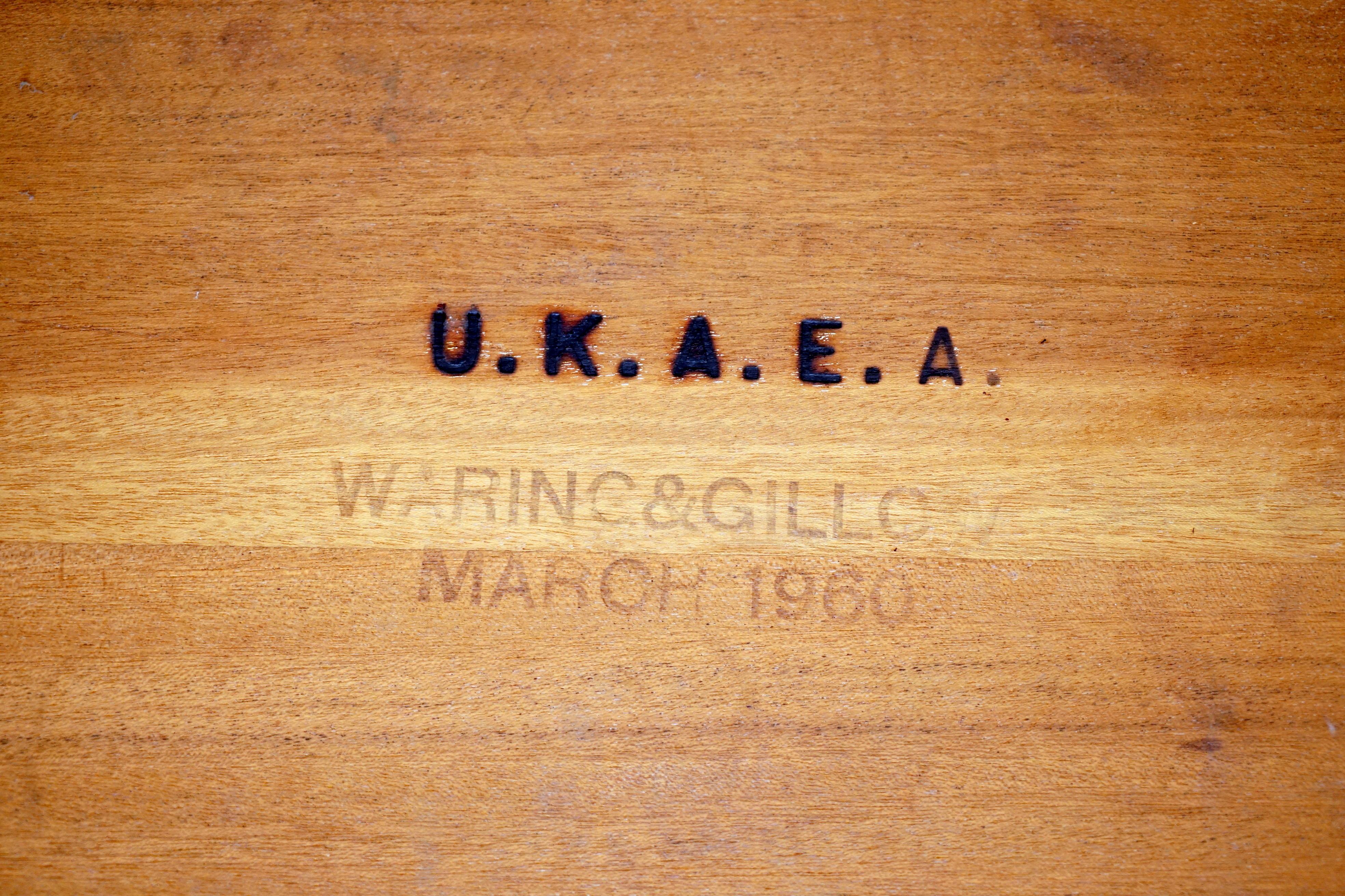 Wir freuen uns, diesen sehr seltenen originalen, vollständig gestempelten Waring & Gillow 1960 U.K.A.E.A Uk Atomic Energy Authority Schreibtisch aus hellem Nussbaumholz zum Verkauf anbieten zu können

Dieser Schreibtisch ist erhaben, die Qualität