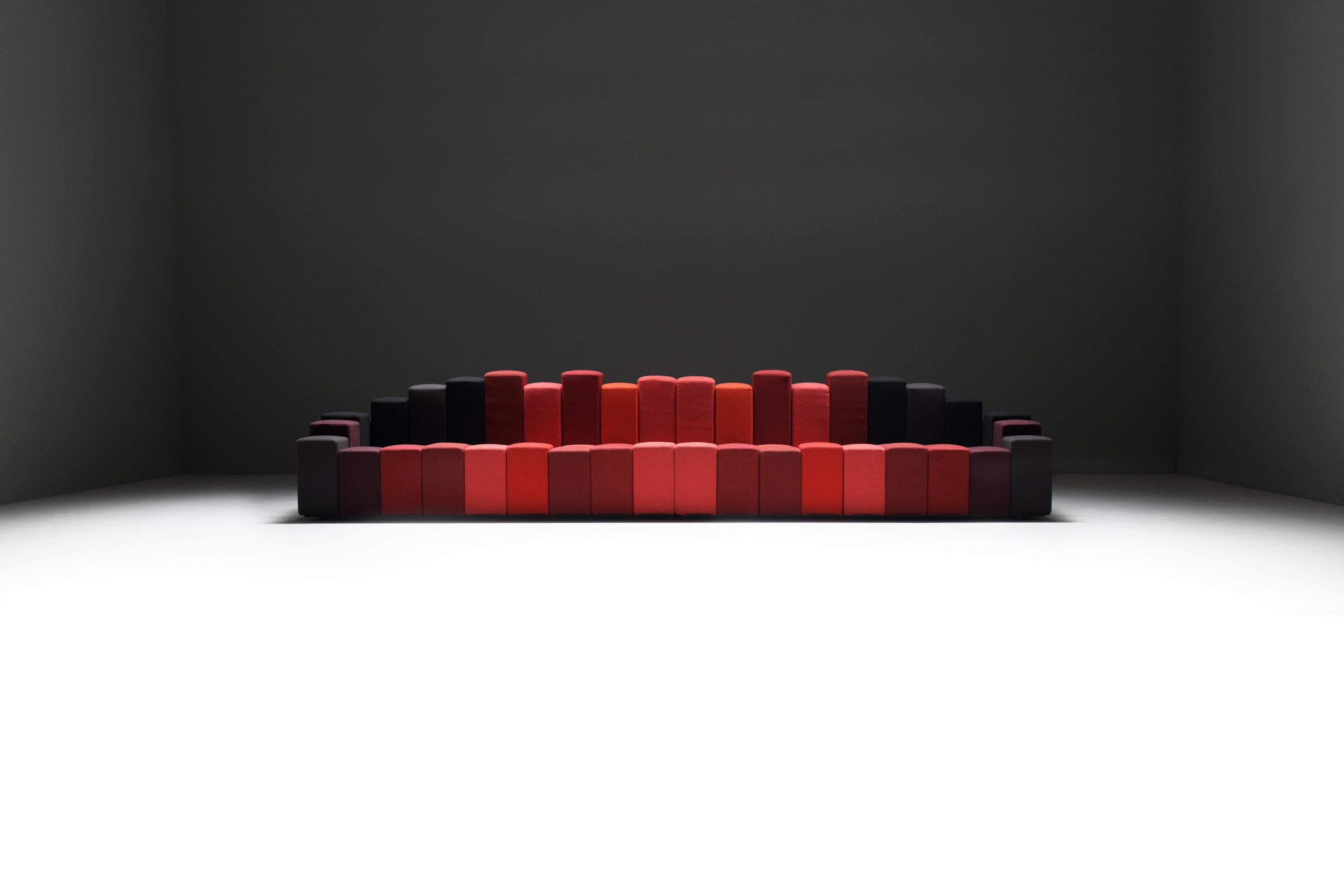 Divano Do-Lo-Rez - Ron Arad - Moroso
Coppia di divani modulari Do-Lo-Rez di Ron Arad per Moroso - Sculture di lana pixelate (2008)

Fusione innovativa di Industrial Design e arte visiva, questa straordinaria coppia di divani modulari è stata ideata