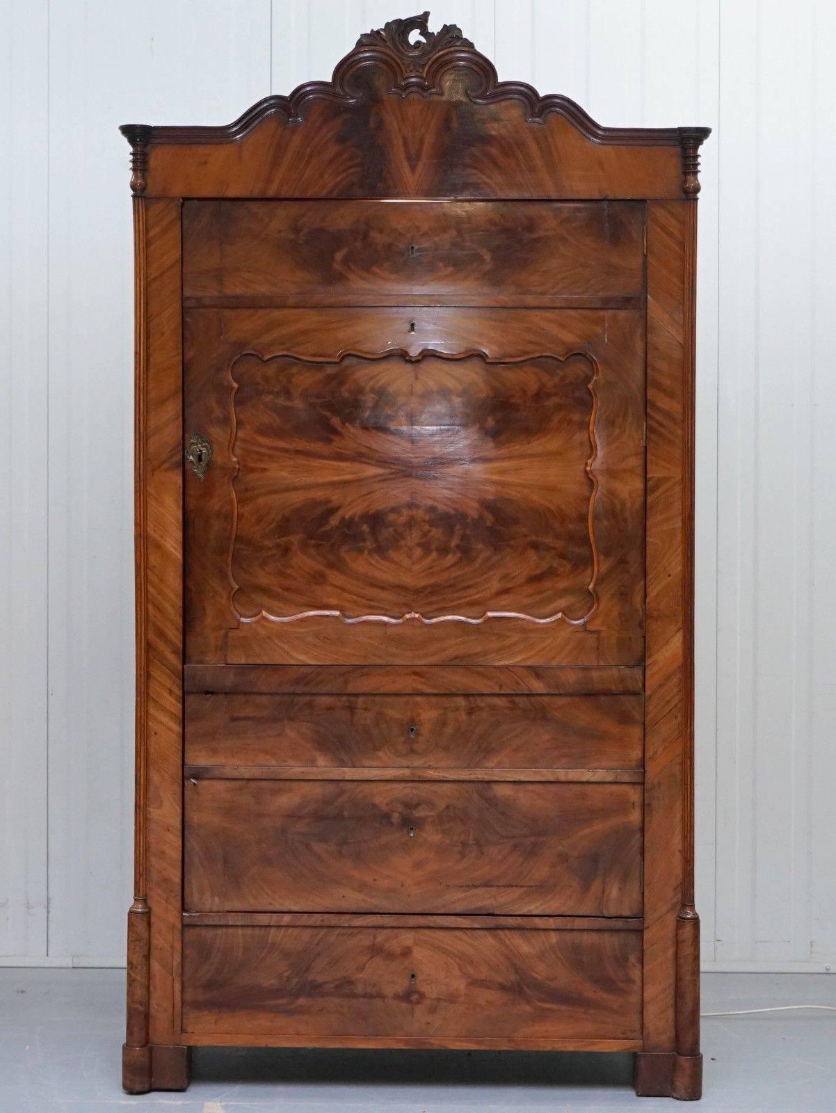 We are delighted to offer for sale this stunning Victorian solid Walnut and luxury box cut Flamed Walnut veneer drinks cabinet with internal light

A truly magnificent piece, the cabinet looks amazing from every single angle, the whole frame is