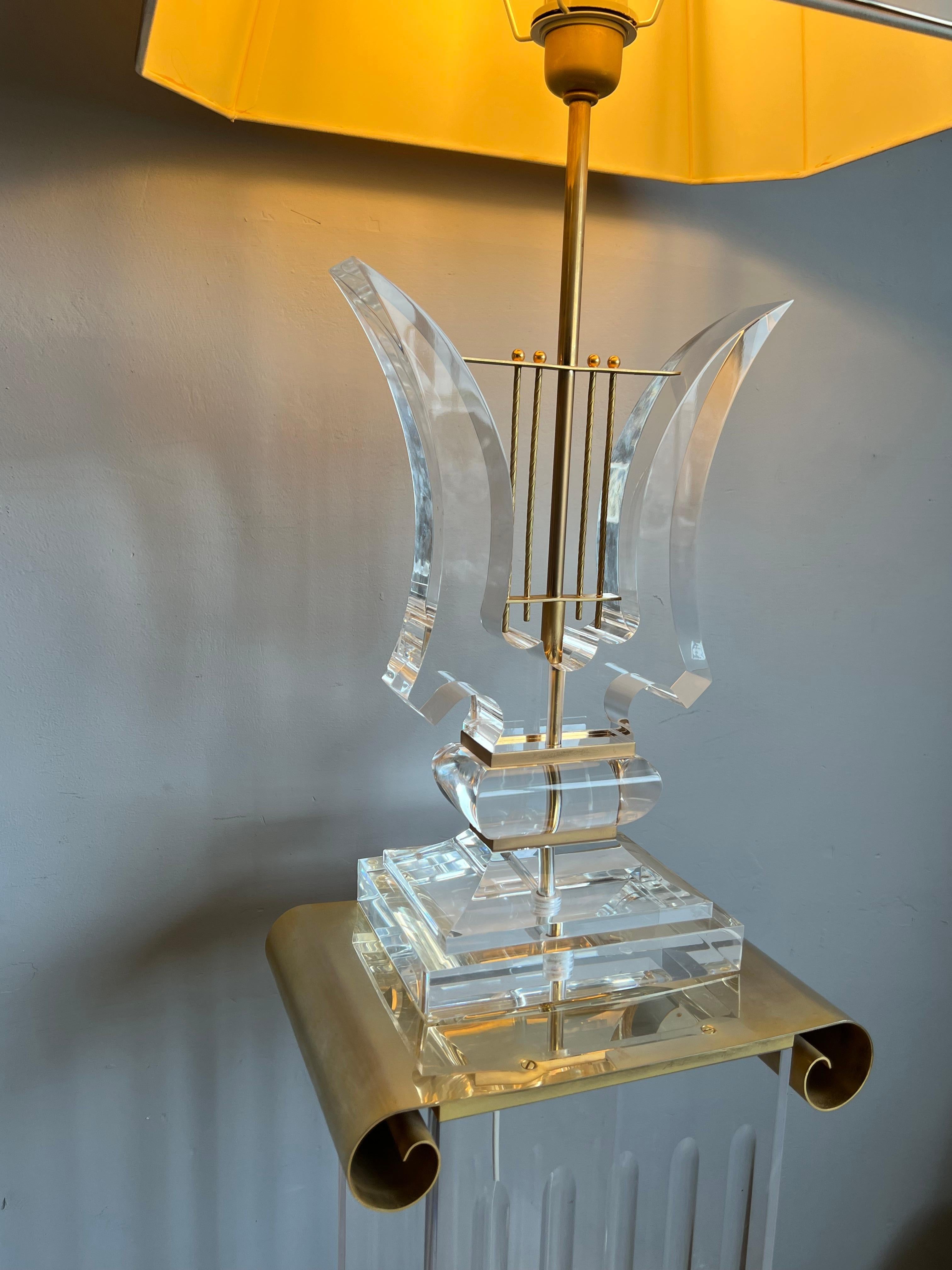 Rare & Stunning Mid Century Modern Lucite and Brass Pedestal Floor Lamp Fixture For Sale 1