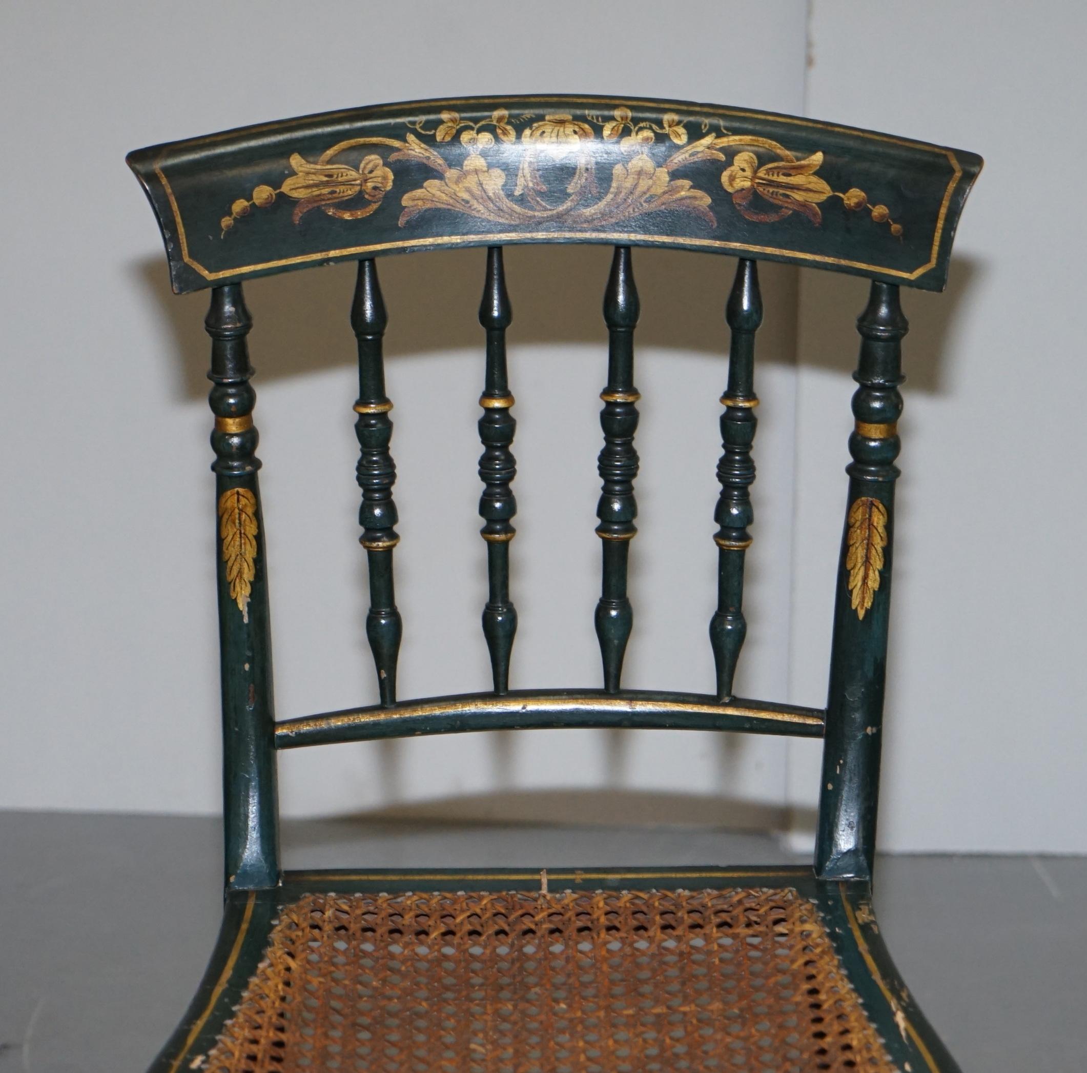 Seltene Garnitur aus vier handbemalten Bergere-Rattanstühlen im Regency-Stil um 1815 4 im Angebot 11