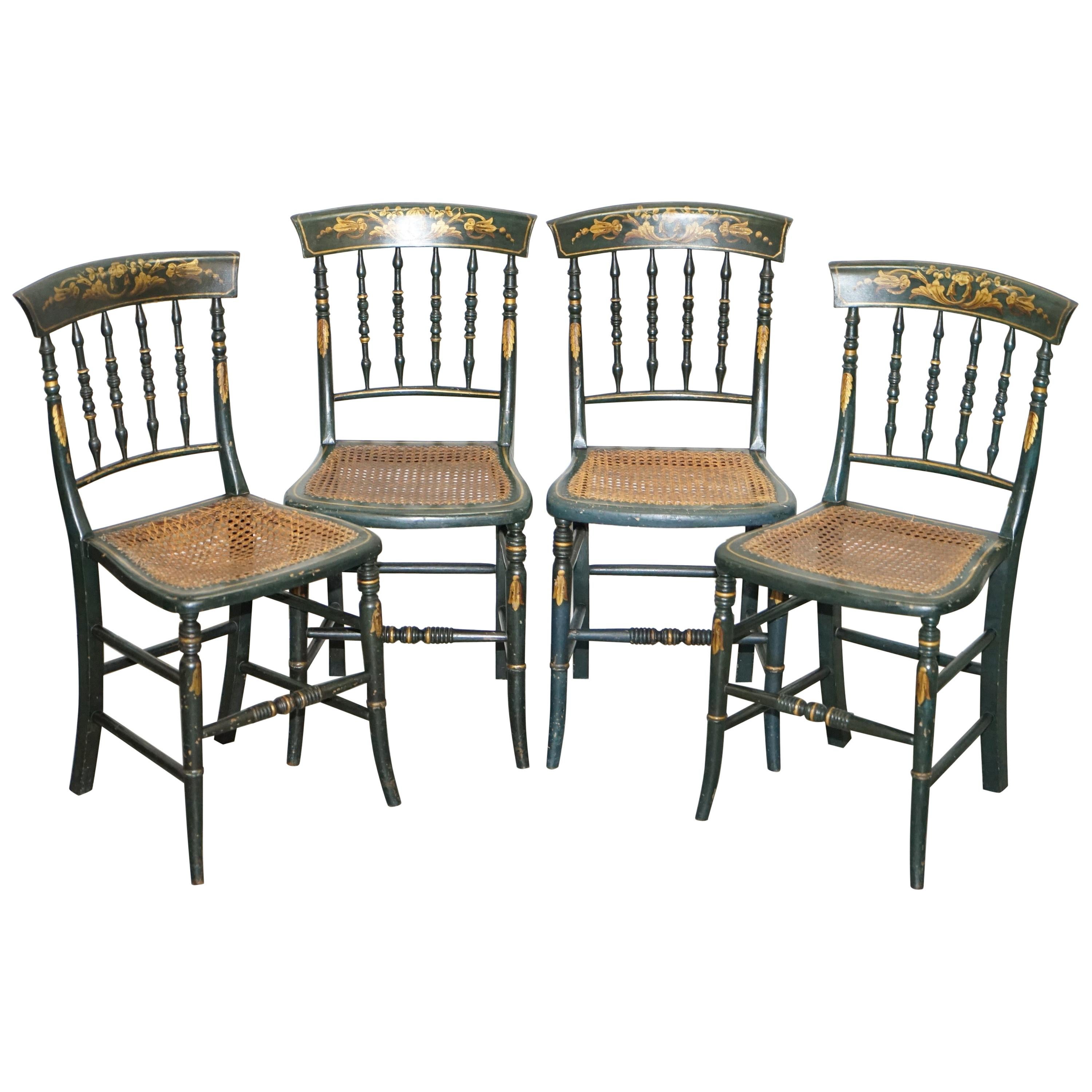 Ensemble très rare de quatre chaises bergères en rotin de style Régence peintes à la main, datant d'environ 1815, 4 pièces
