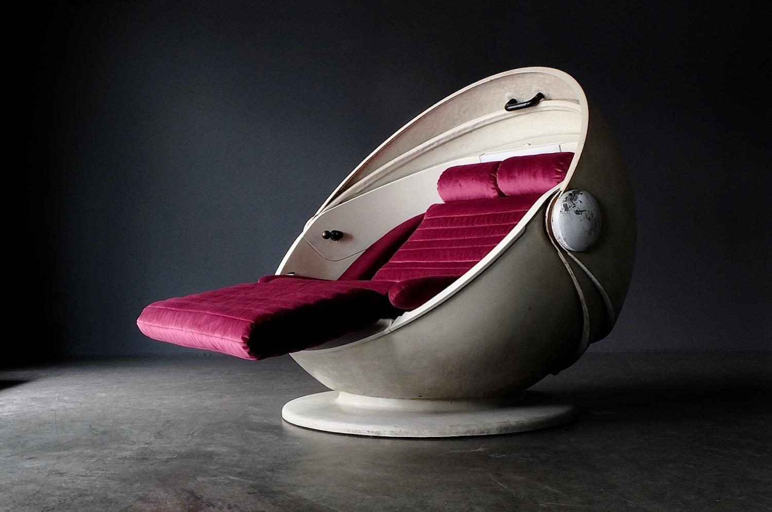 Often attributed to Luigi Colani, but designed by Selldorf and Ris for in 1969.
Swivel mechanism allows to follow the sun.
White fibreglass or foam of the loose cushions and fabric redone.
Room for two people.
Can also be used indoor......