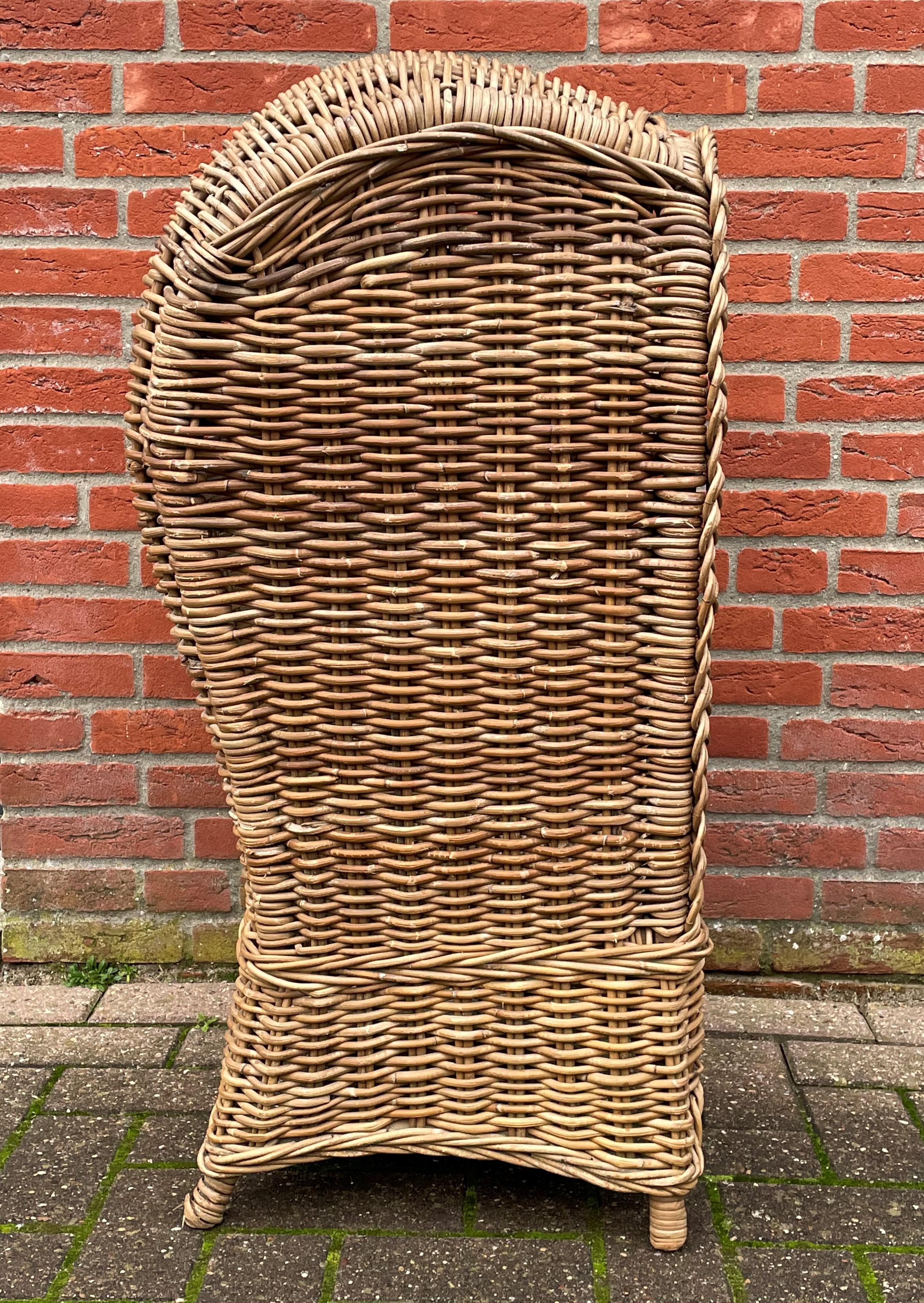 Very Rare & Super Decorative Antique-Like Hand Woven Rattan Beach Chair for Kids In Good Condition For Sale In Lisse, NL