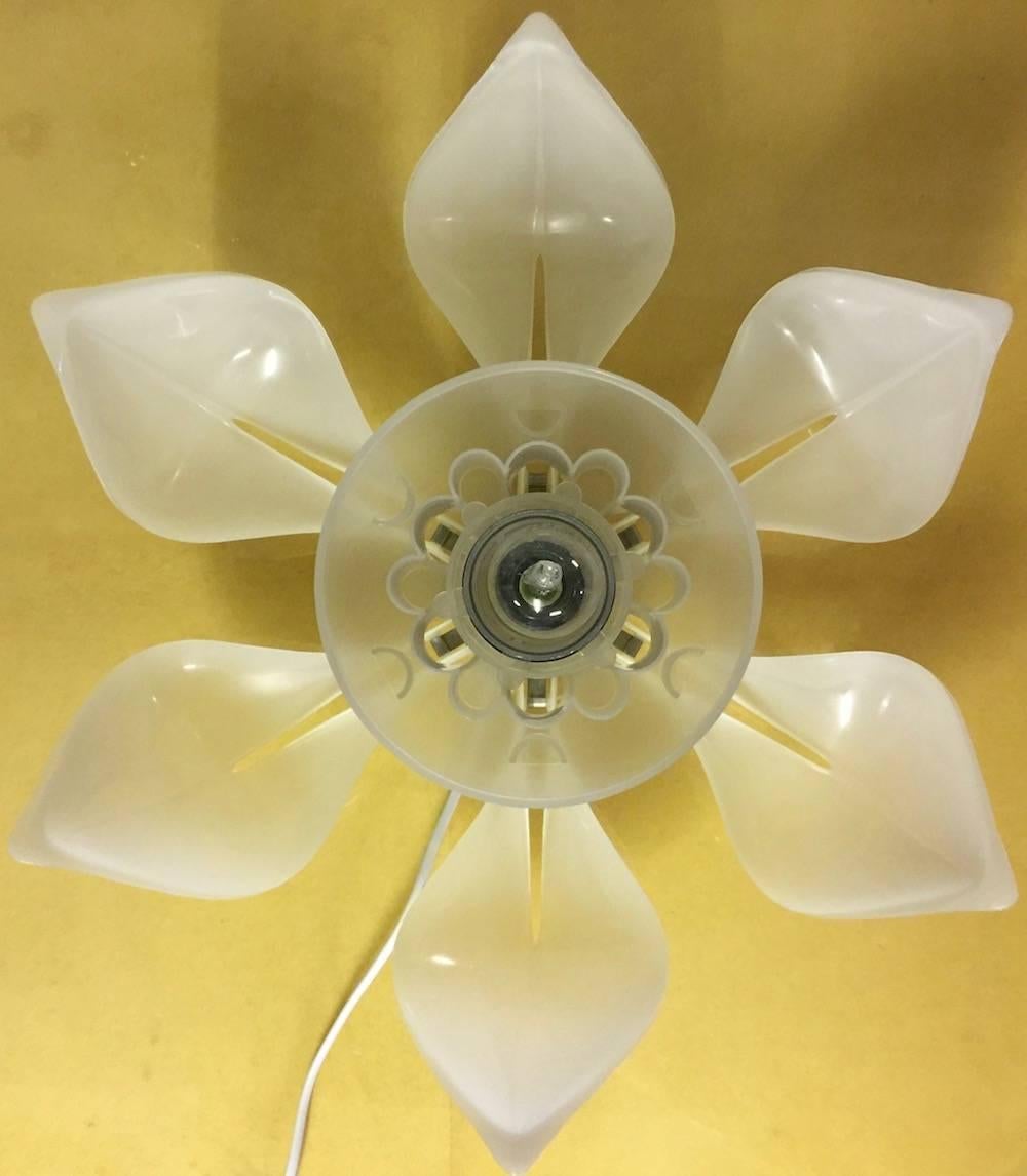 Sehr seltene Tischlampe in Form einer Blume mit verstellbaren Blättern. Nur in begrenzter Stückzahl hergestellt. Wir können Ihnen 4.