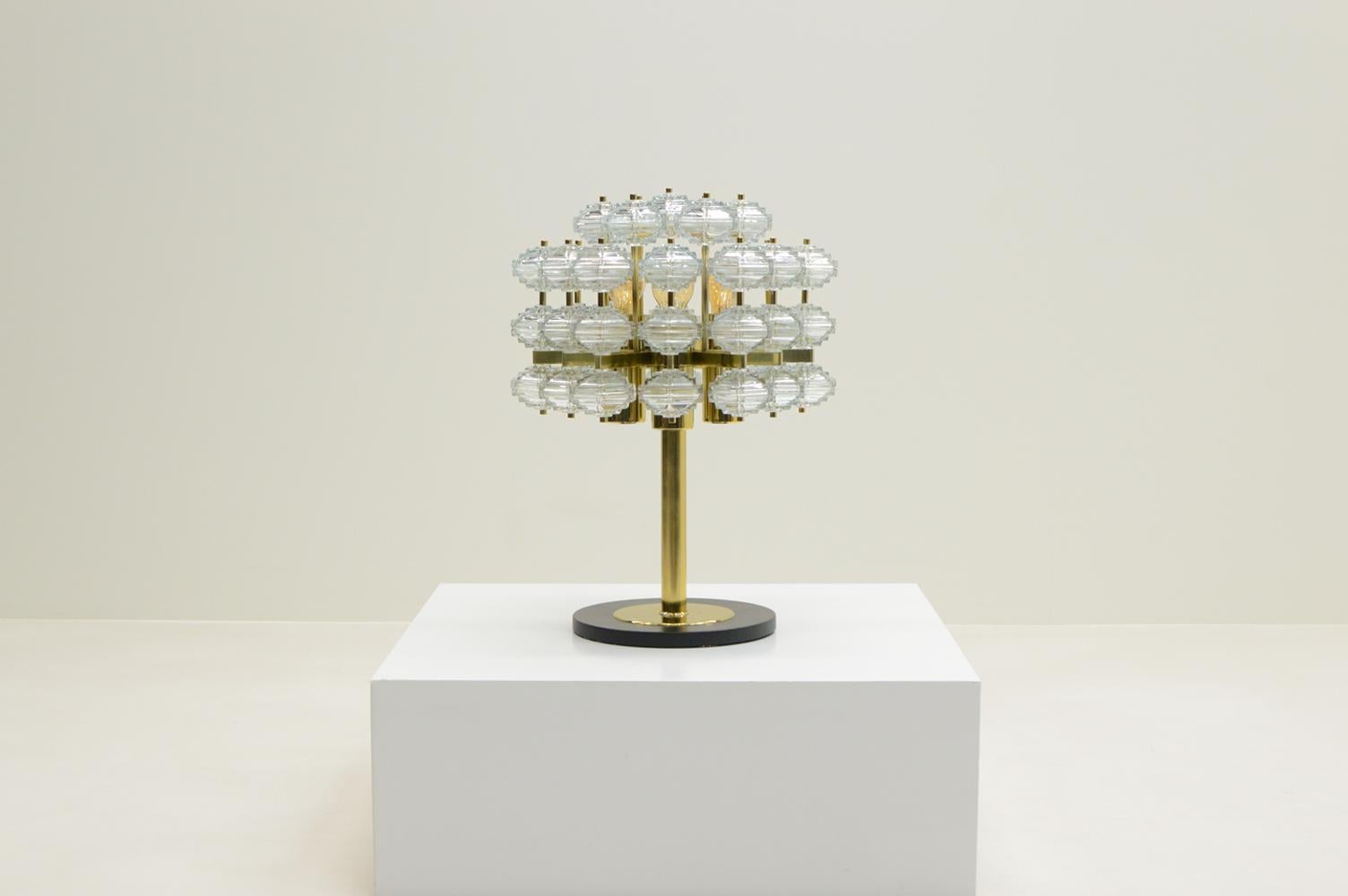 Très rare lampe de table de VEB leuchtenbau Leipzig, Allemagne des années 1960. Cette grande lampe de table est composée de 43 facettes de verre et d'une base en laiton et en noir. Il peut contenir 2 ampoules E27. Lampe très lourde, qui pèse environ