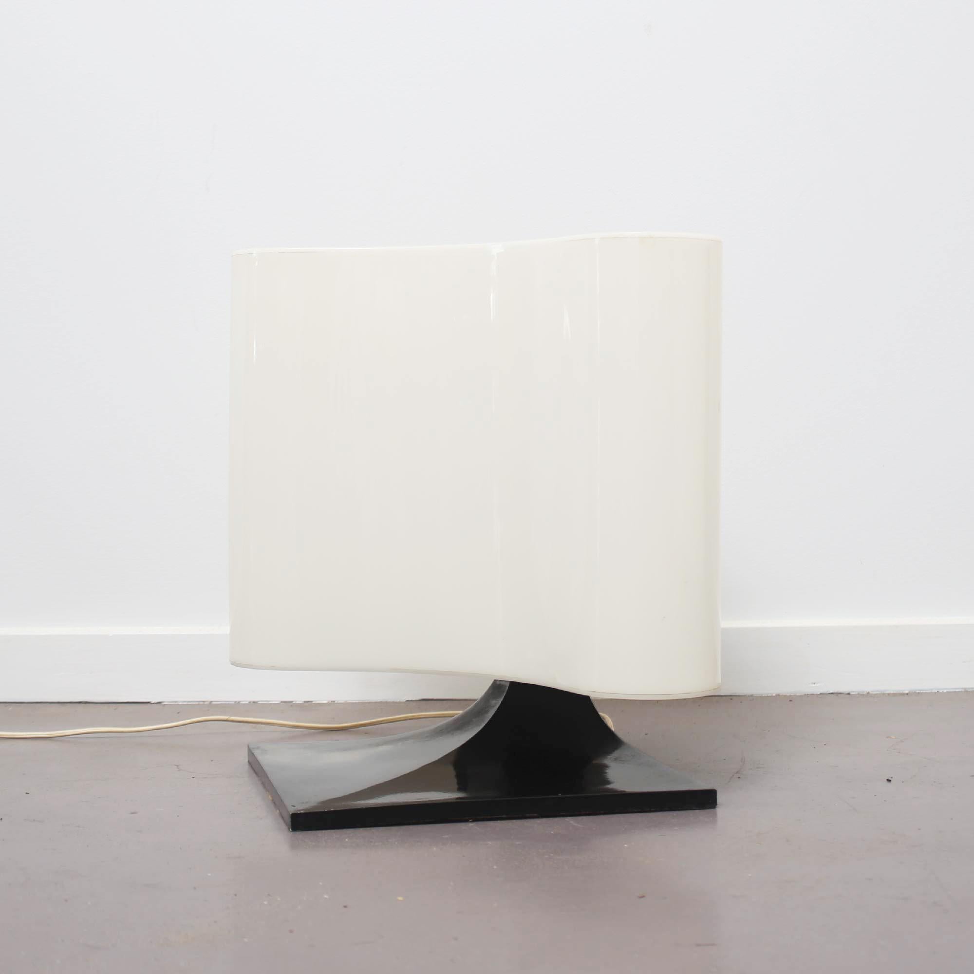 Super stylish Vittorio Introini table lamp for stilnovo 
Black and White Colours, shade in plexiglass and base in Black Metal.