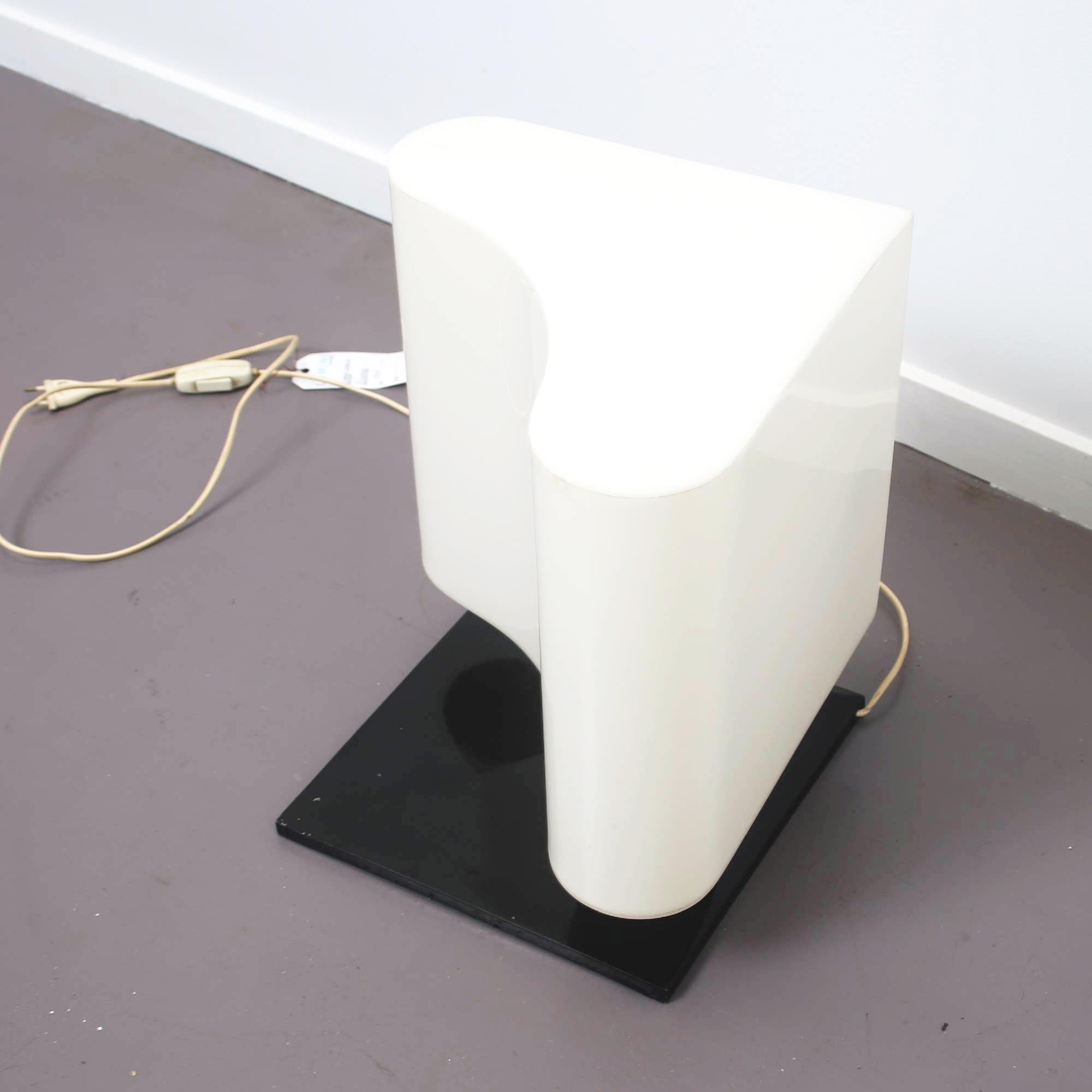 Late 20th Century Mid Century Modern Italian White Table Lamp by Vittorio Introini for Stilnovo For Sale