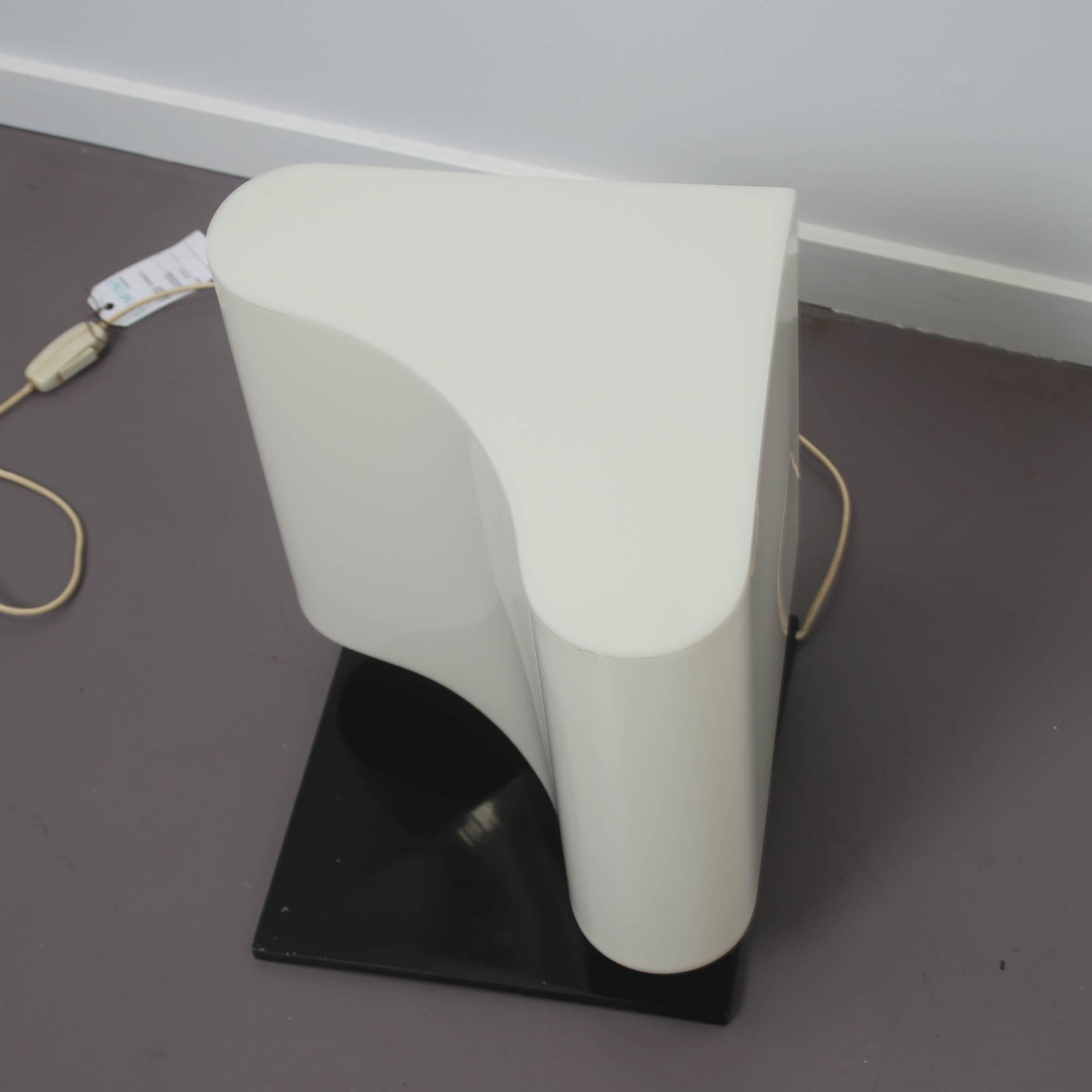 Metal Mid Century Modern Italian White Table Lamp by Vittorio Introini for Stilnovo For Sale